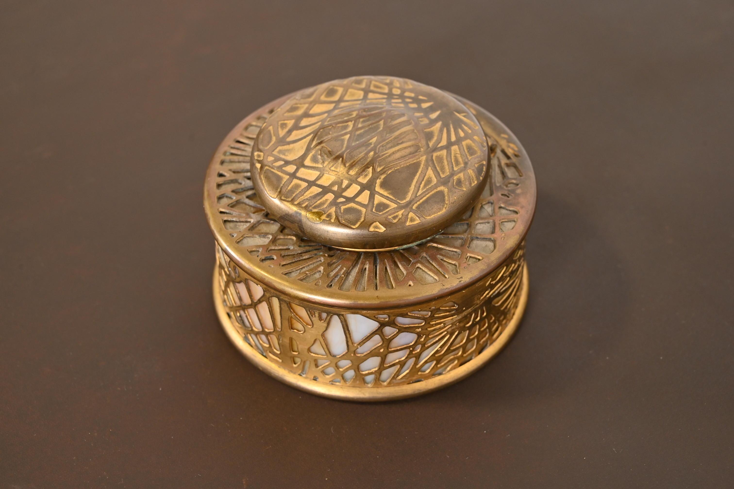 Tiffany Studios New York Kiefer Nadel Bronze Doré und Schlacke Glas Tintenfass (amerikanisch) im Angebot