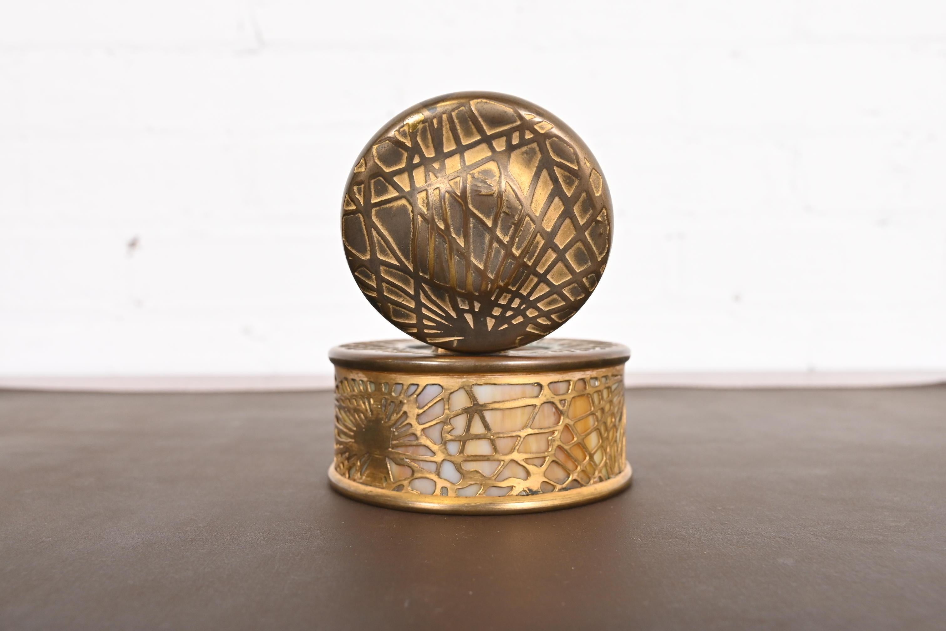 Tiffany Studios New York Kiefer Nadel Bronze Doré und Schlacke Glas Tintenfass (20. Jahrhundert) im Angebot