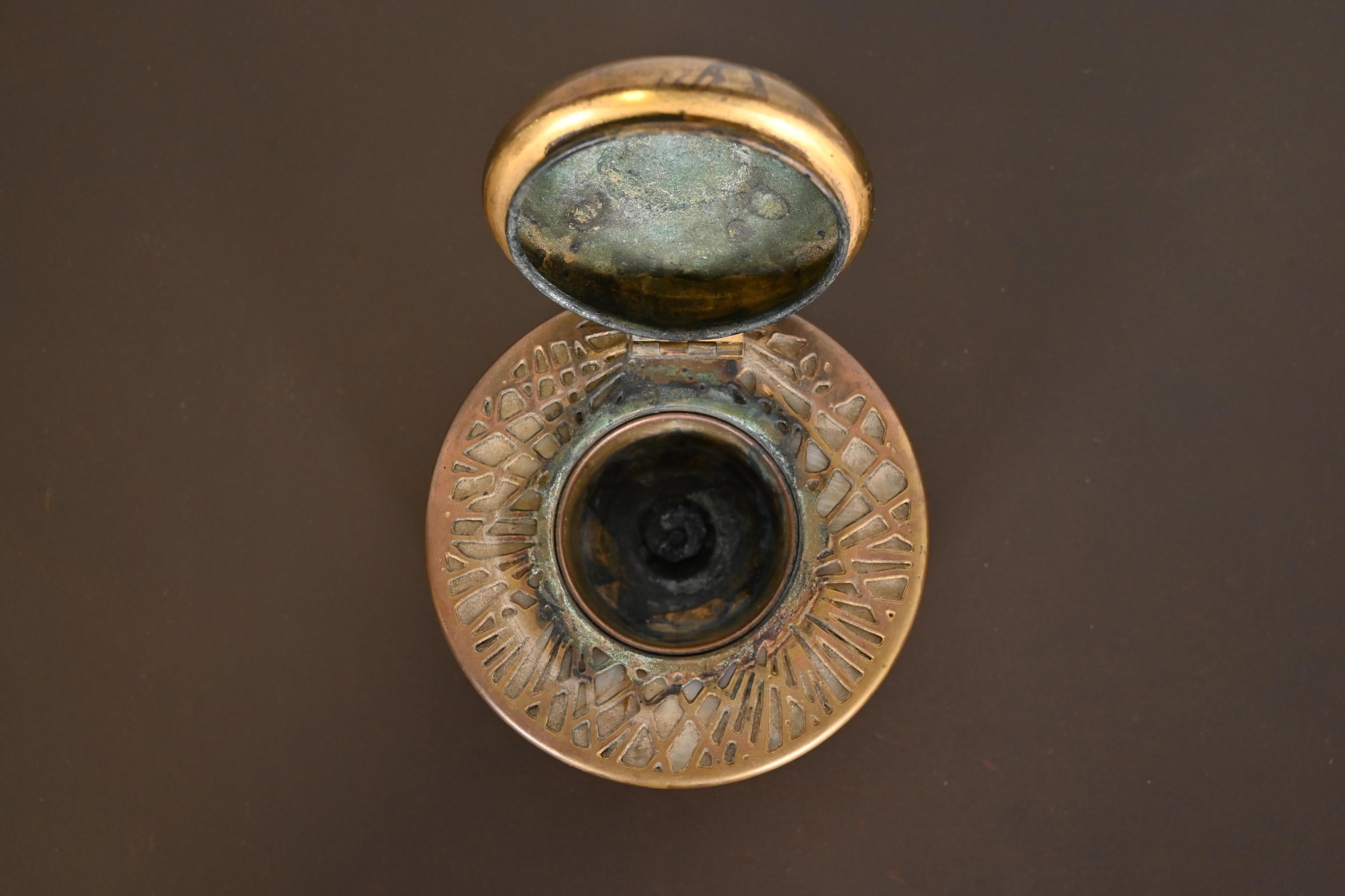 Tiffany Studios New York Kiefer Nadel Bronze Doré und Schlacke Glas Tintenfass im Angebot 1