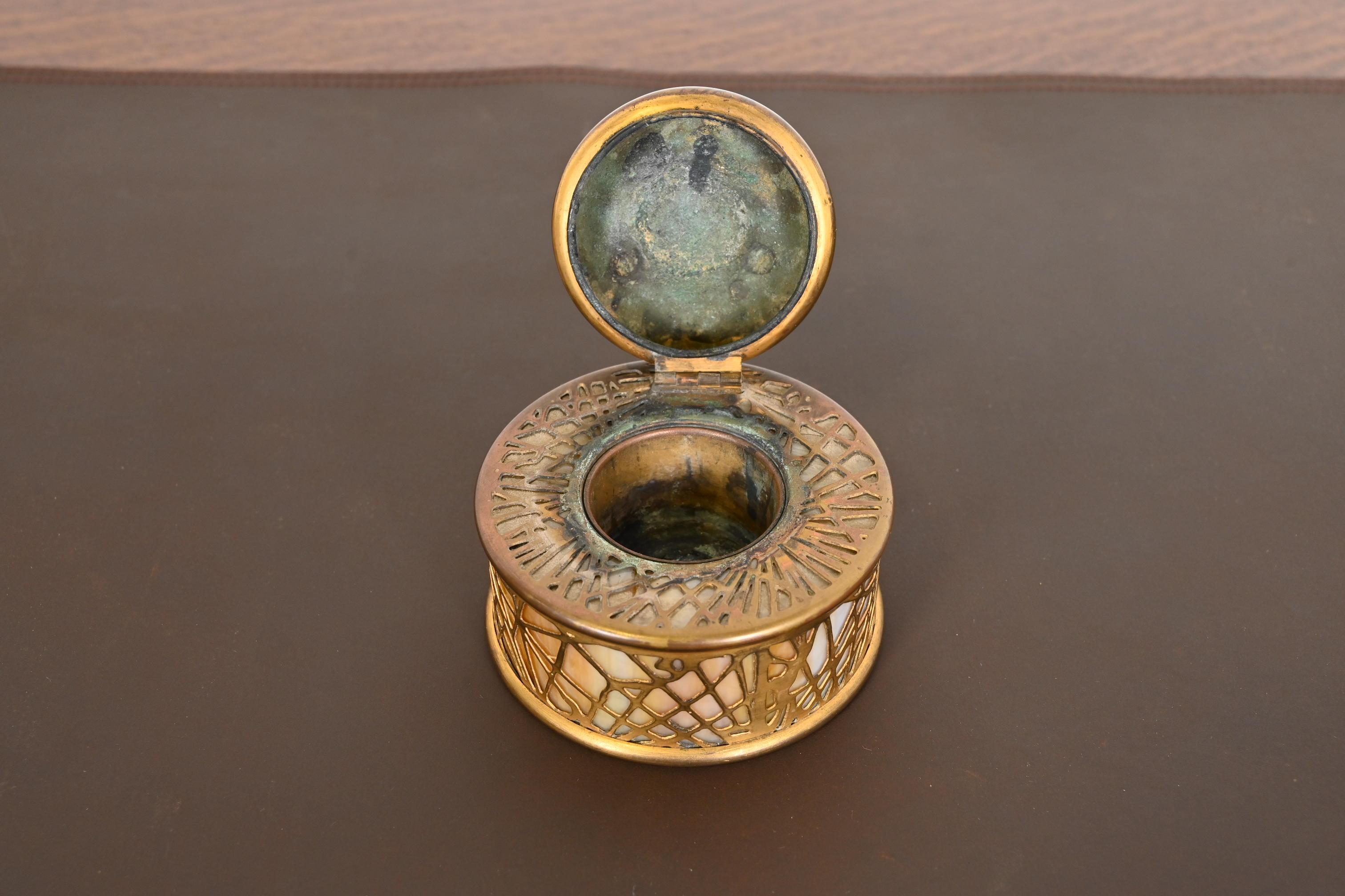 Tiffany Studios New York Kiefer Nadel Bronze Doré und Schlacke Glas Tintenfass im Angebot 2