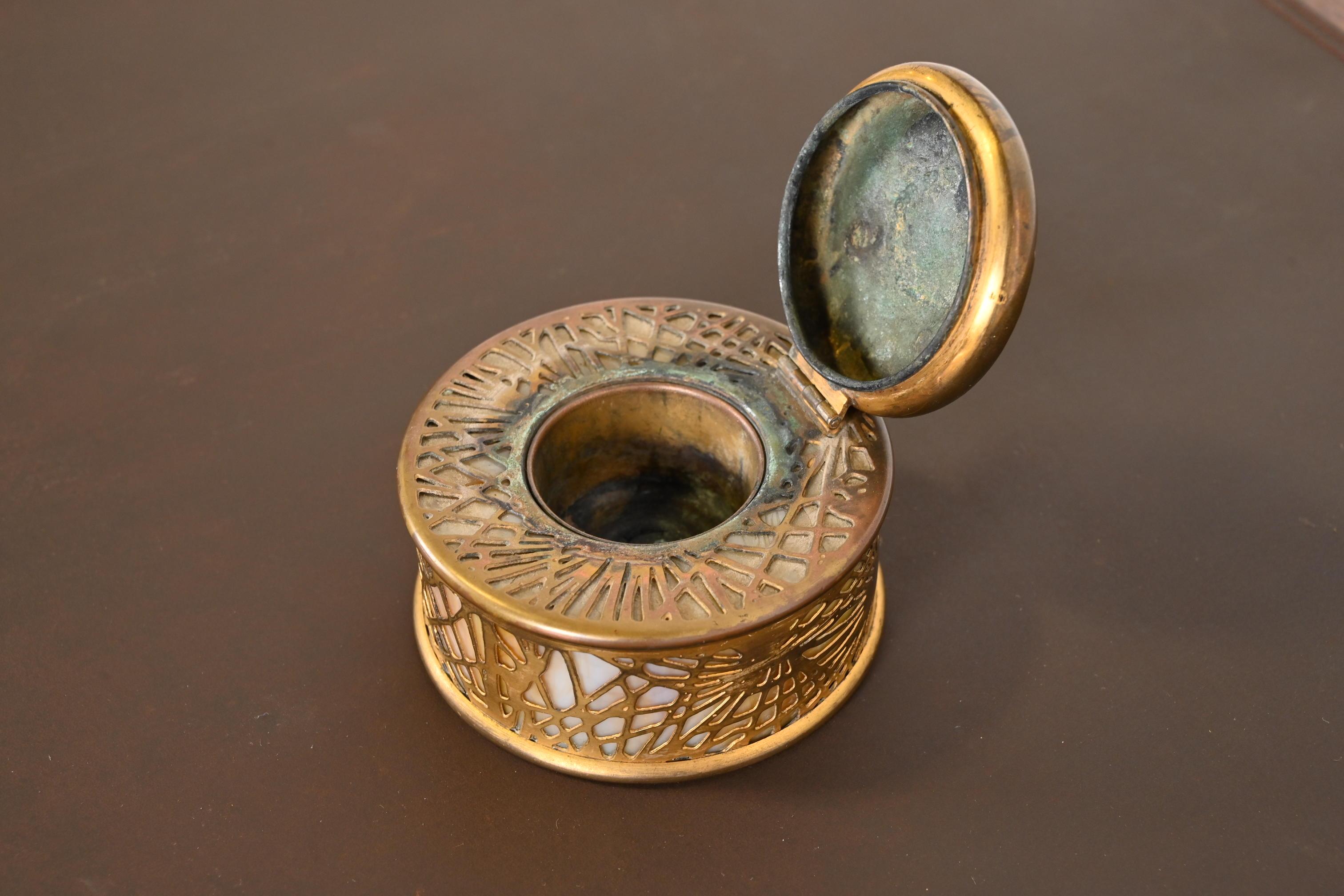 Tiffany Studios New York Kiefer Nadel Bronze Doré und Schlacke Glas Tintenfass im Angebot 3
