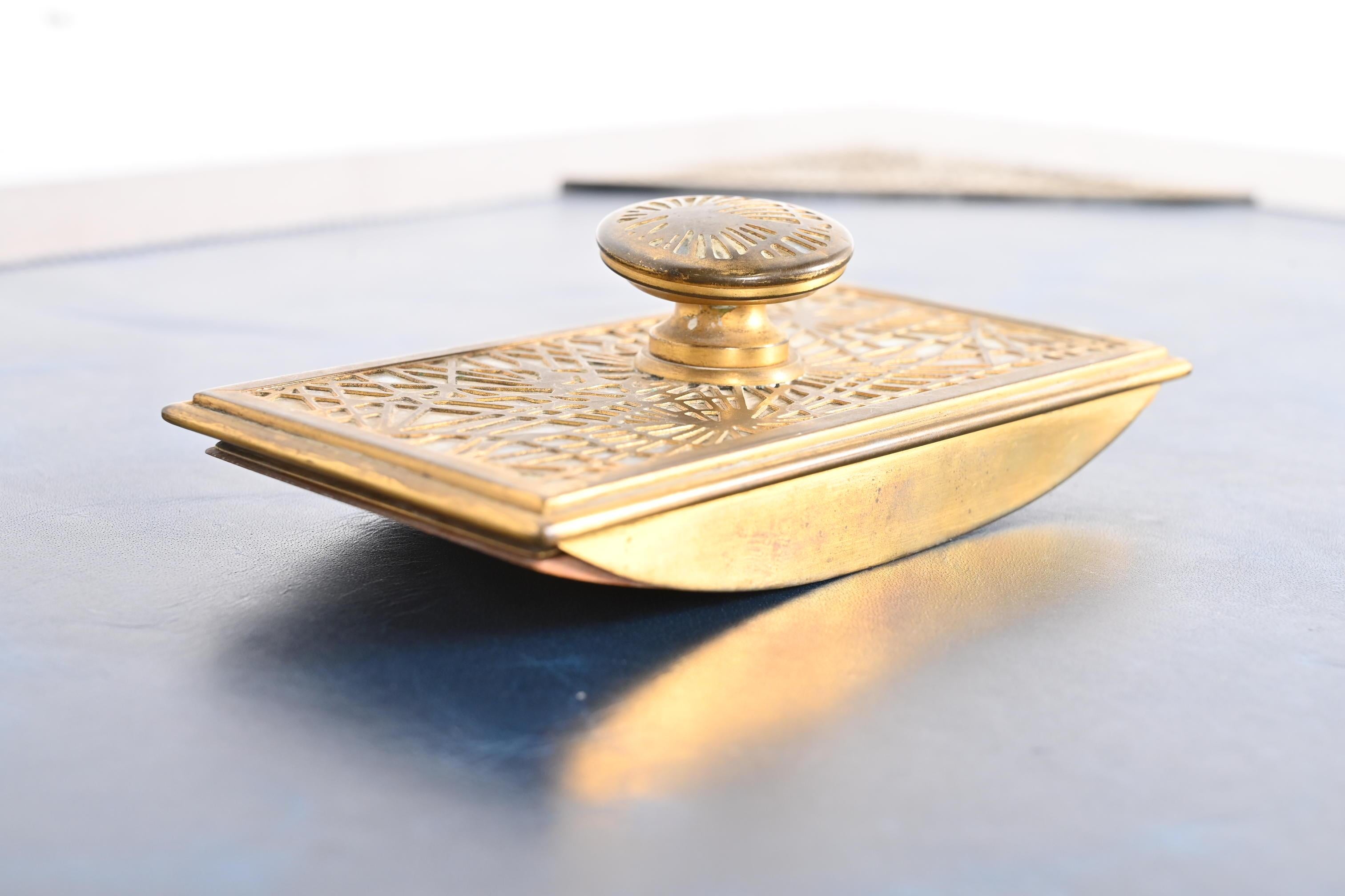 Ein prächtiger Art & Crafts oder Art Deco Zeitraum vergoldeter Bronze und Schlacke Glas 