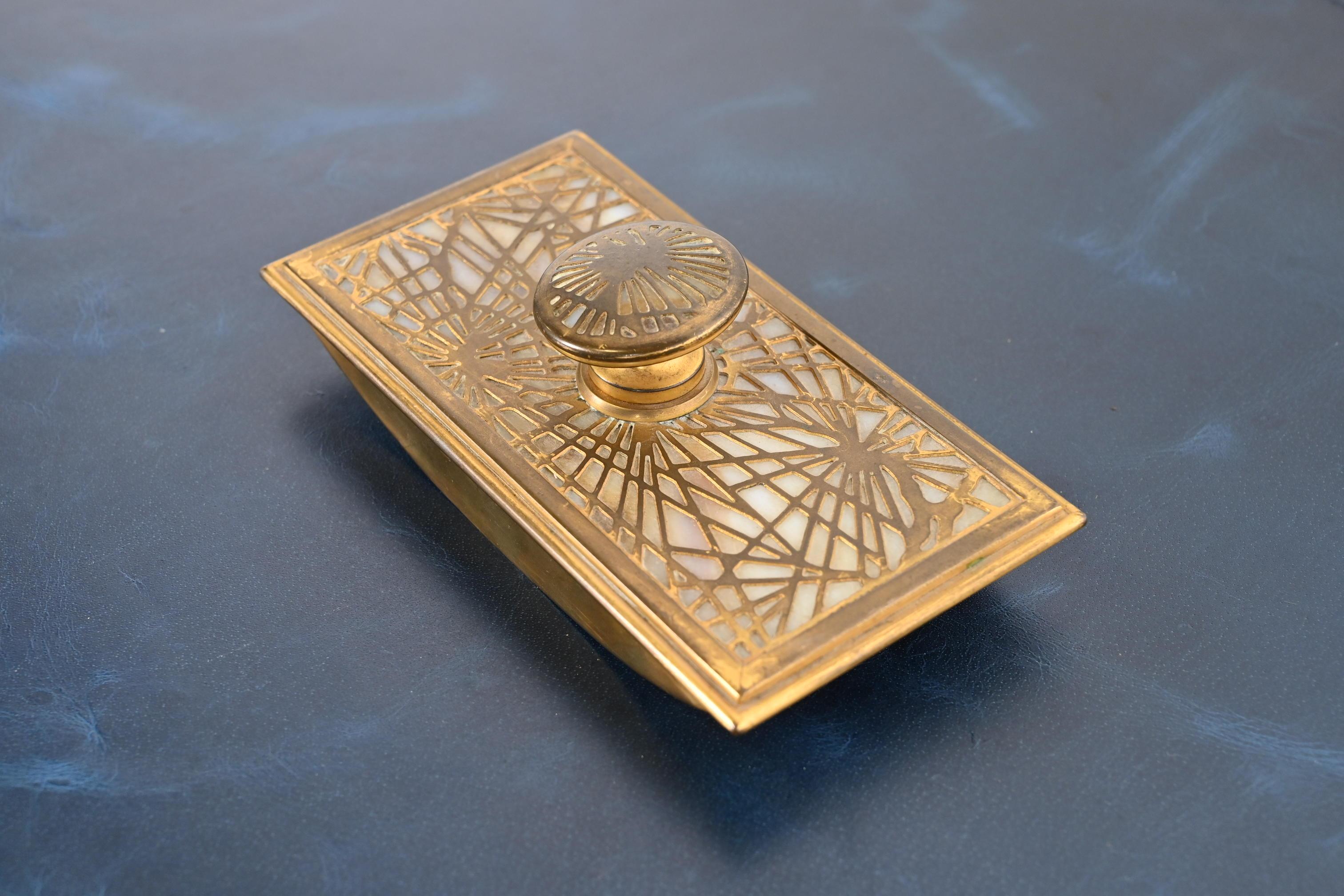 Tiffany Studios New York Piniennadel Bronze Doré und Schlacke Glas Rocker Blotter2 (amerikanisch) im Angebot