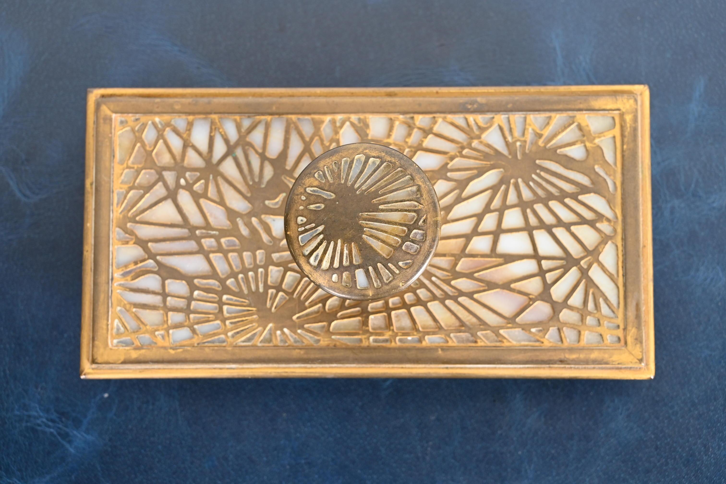 Tiffany Studios New York Piniennadel Bronze Doré und Schlacke Glas Rocker Blotter2 (20. Jahrhundert) im Angebot