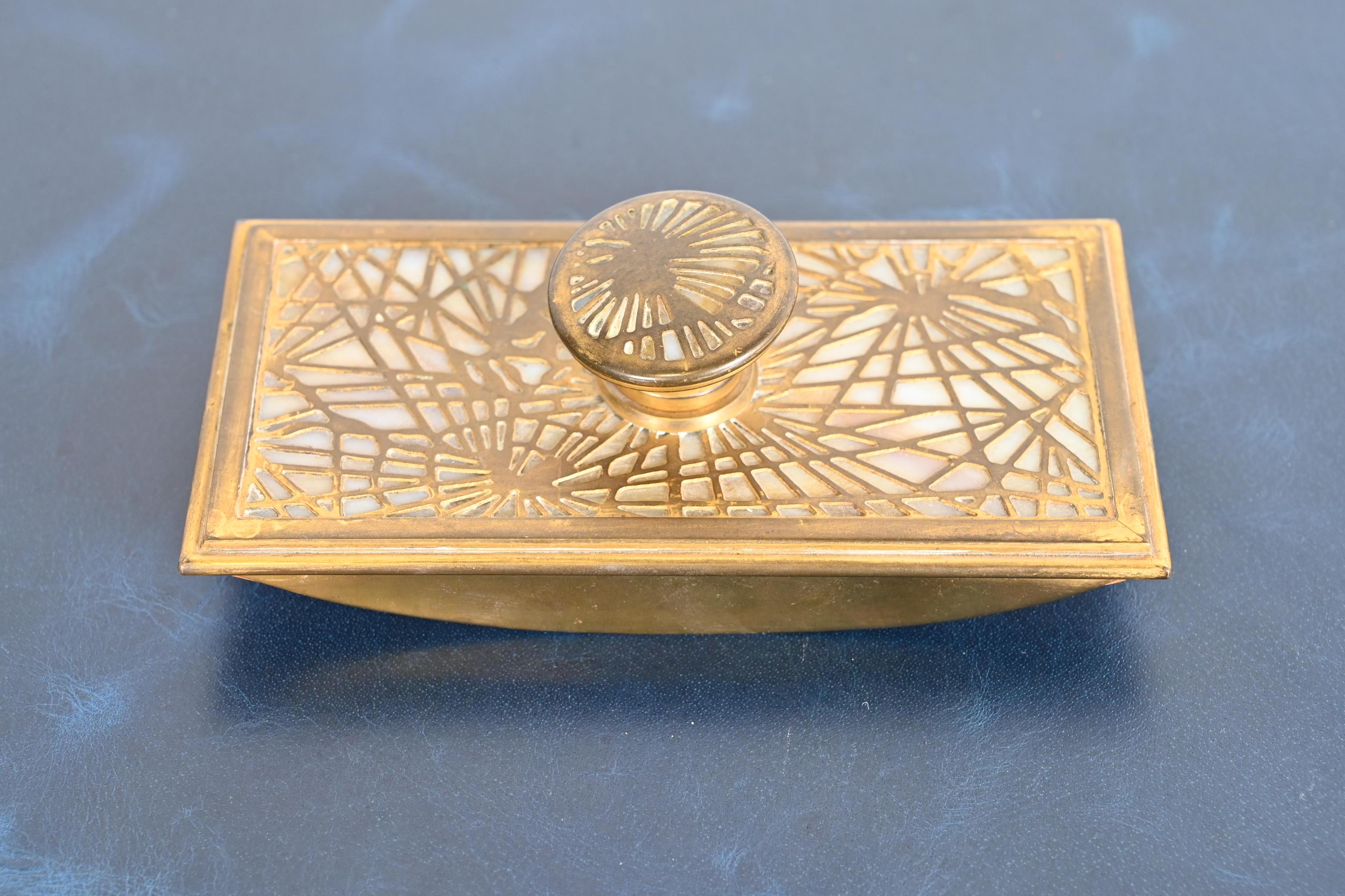 Tiffany Studios New York Piniennadel Bronze Doré und Schlacke Glas Rocker Blotter2 im Angebot 1