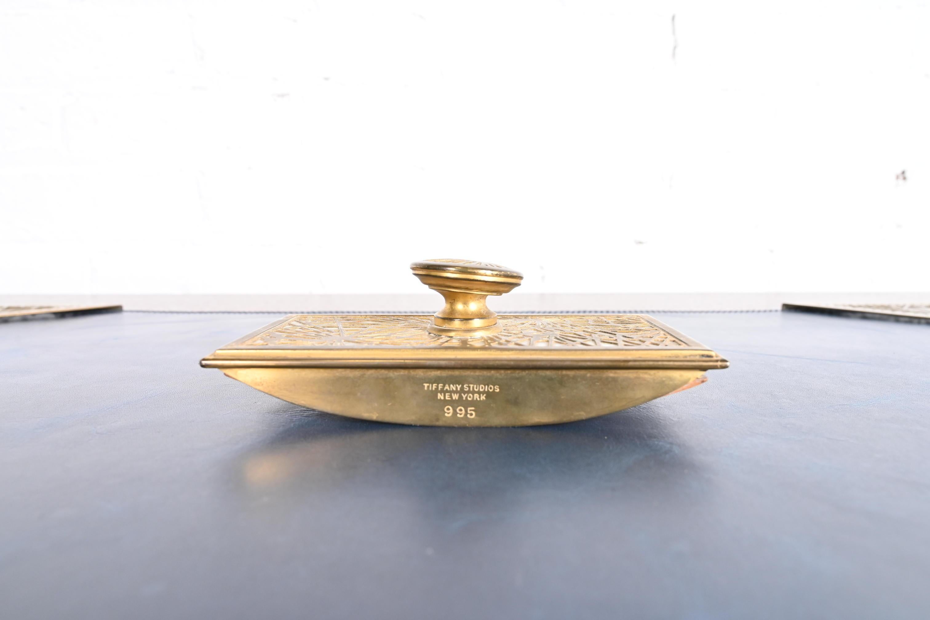 Tiffany Studios New York Piniennadel Bronze Doré und Schlacke Glas Rocker Blotter2 im Angebot 2