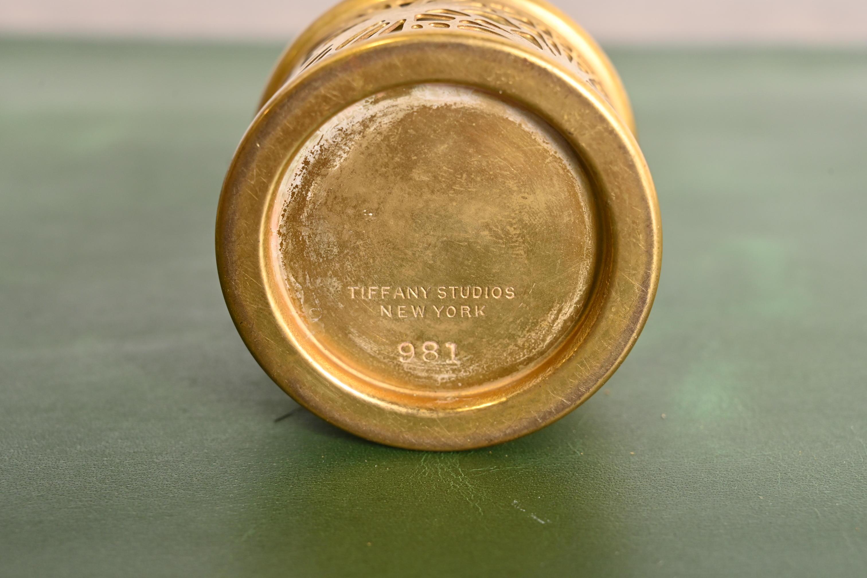 Tiffany Studios New York Pine Needle Pattern Bronze Doré und Schlacke Glas Stift wischen im Zustand „Gut“ im Angebot in South Bend, IN