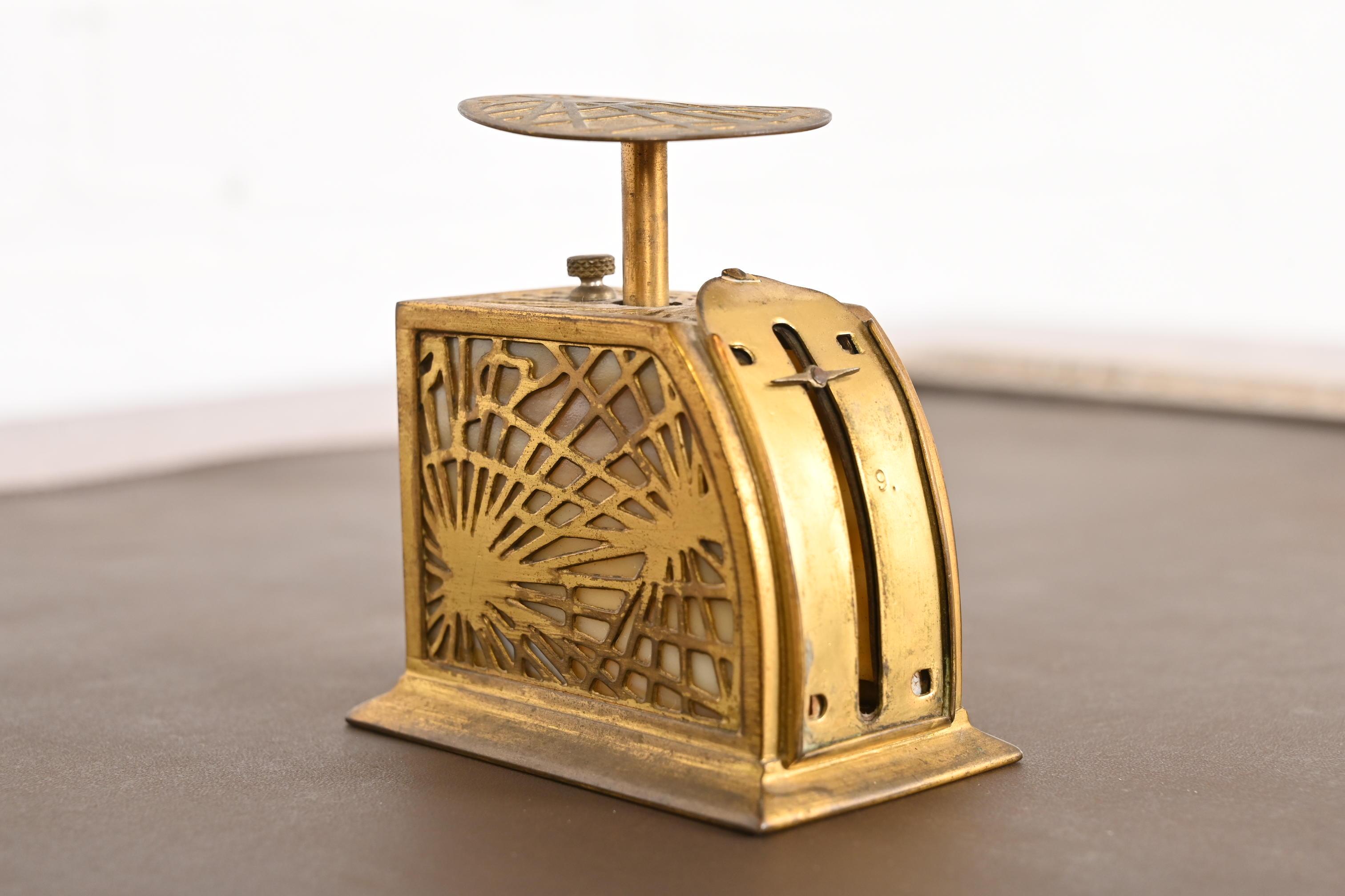 Una splendida bilancia antica in stile Arts & Crafts o Art Deco in bronzo dorato e vetro scoria 
