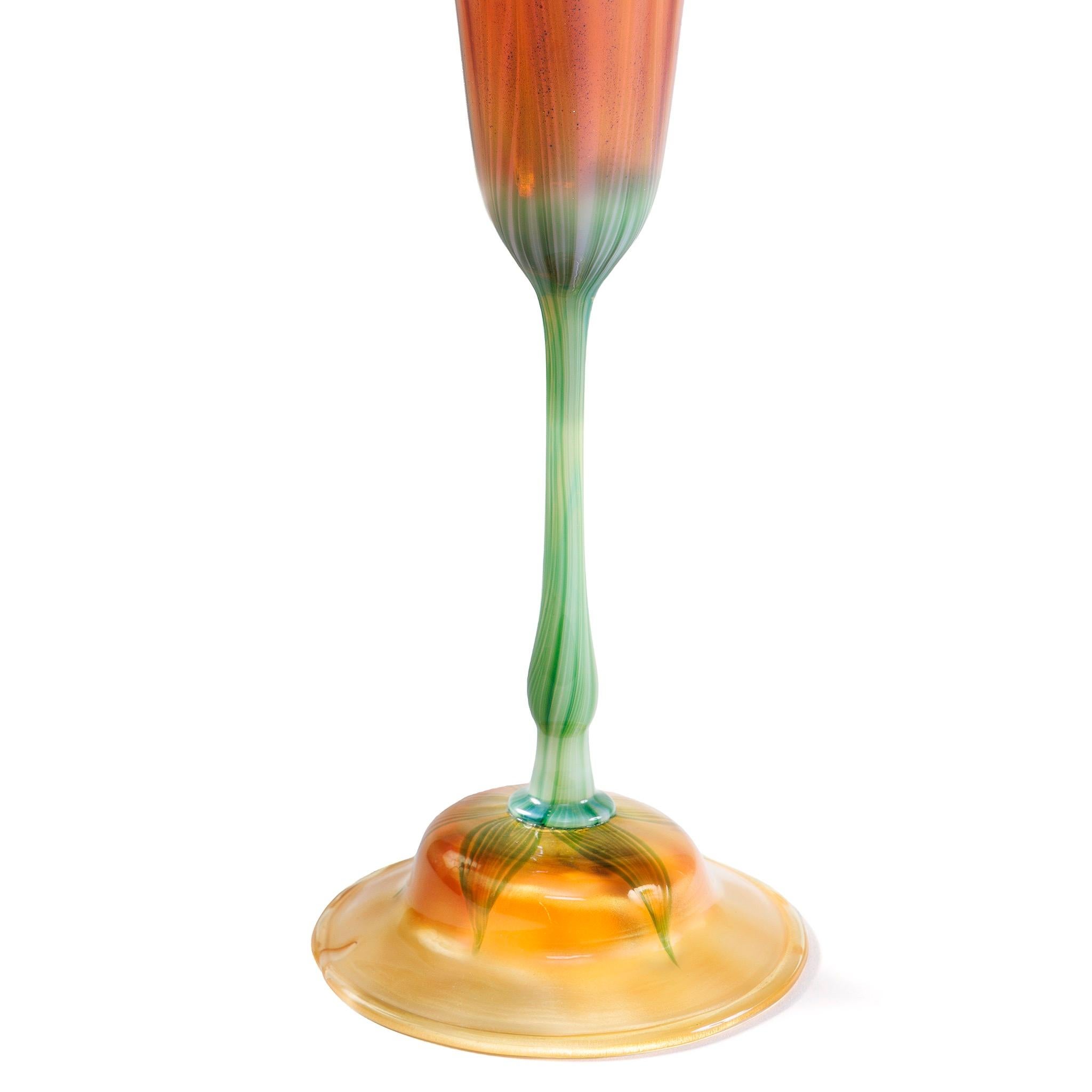 Art nouveau Tiffany Studios New York Vase en verre à bord ondulé et forme de fleur en vente