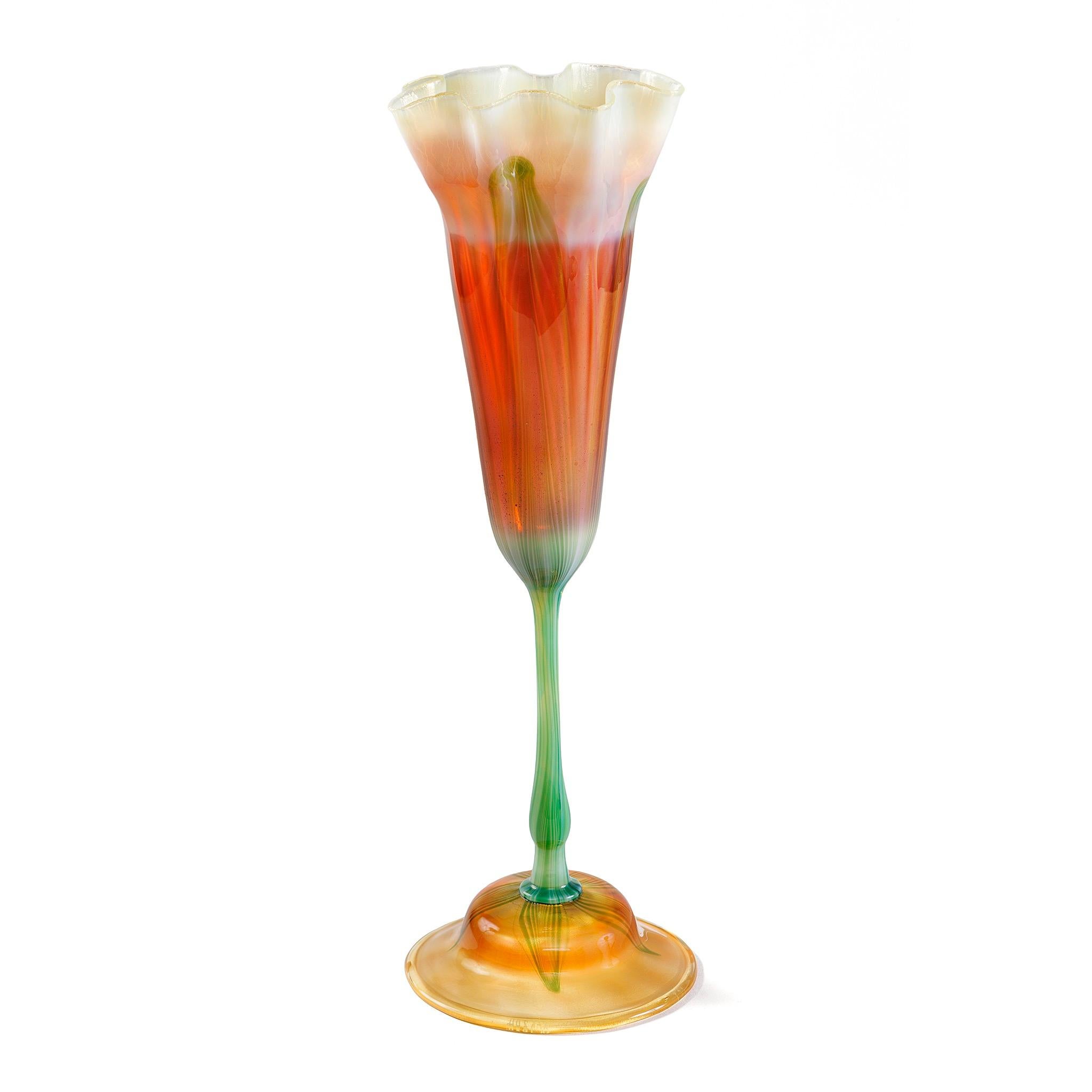 Américain Tiffany Studios New York Vase en verre à bord ondulé et forme de fleur en vente