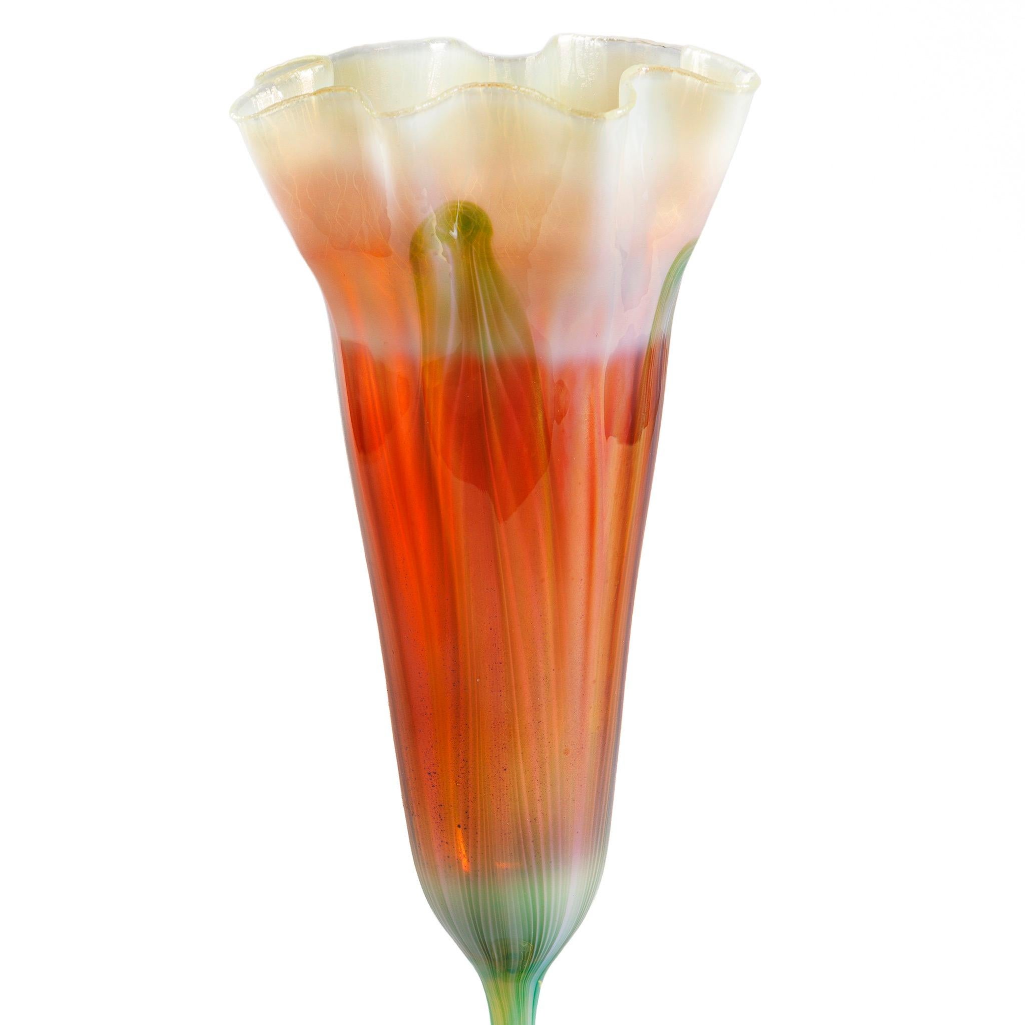 20ième siècle Tiffany Studios New York Vase en verre à bord ondulé et forme de fleur en vente