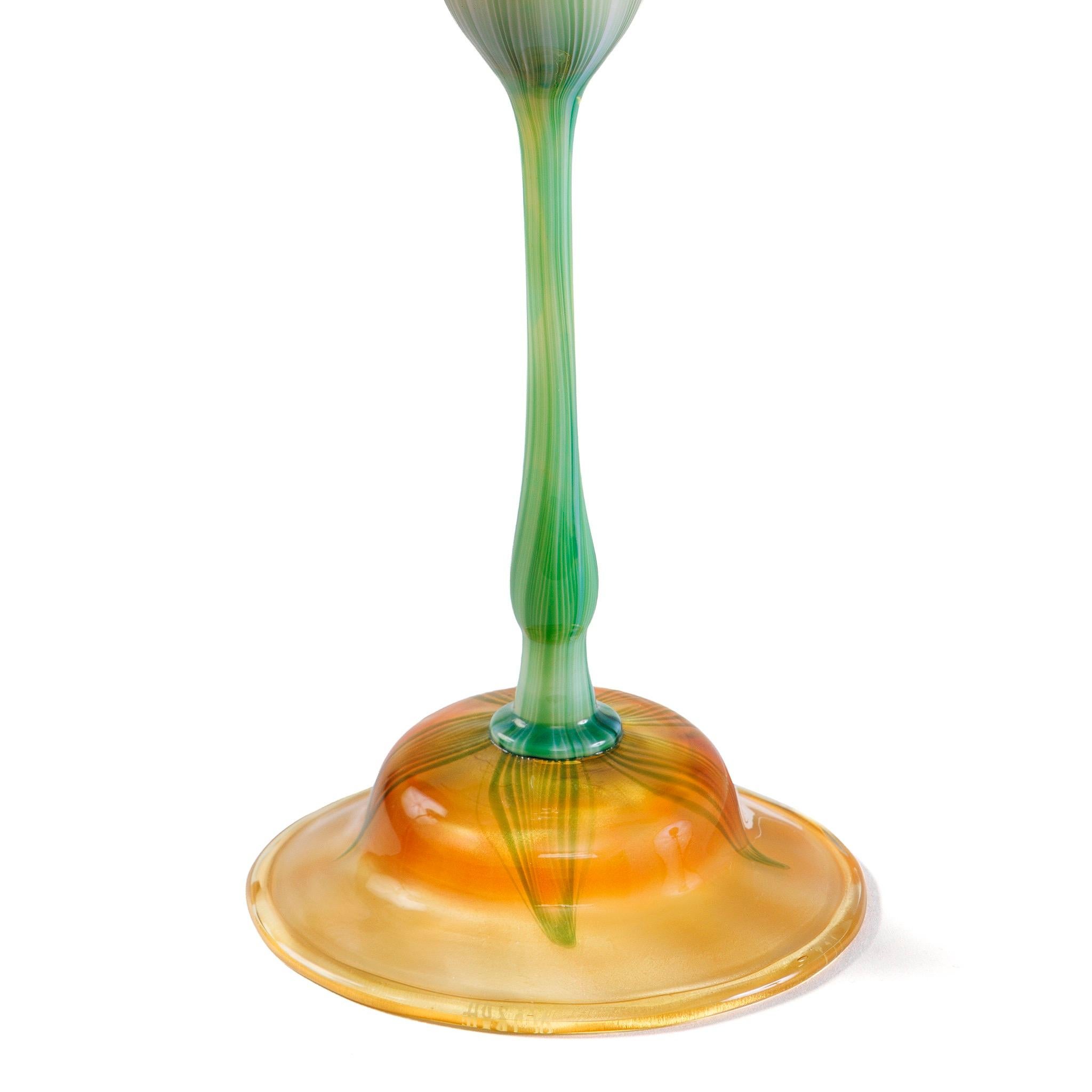 Verre d'art Tiffany Studios New York Vase en verre à bord ondulé et forme de fleur en vente