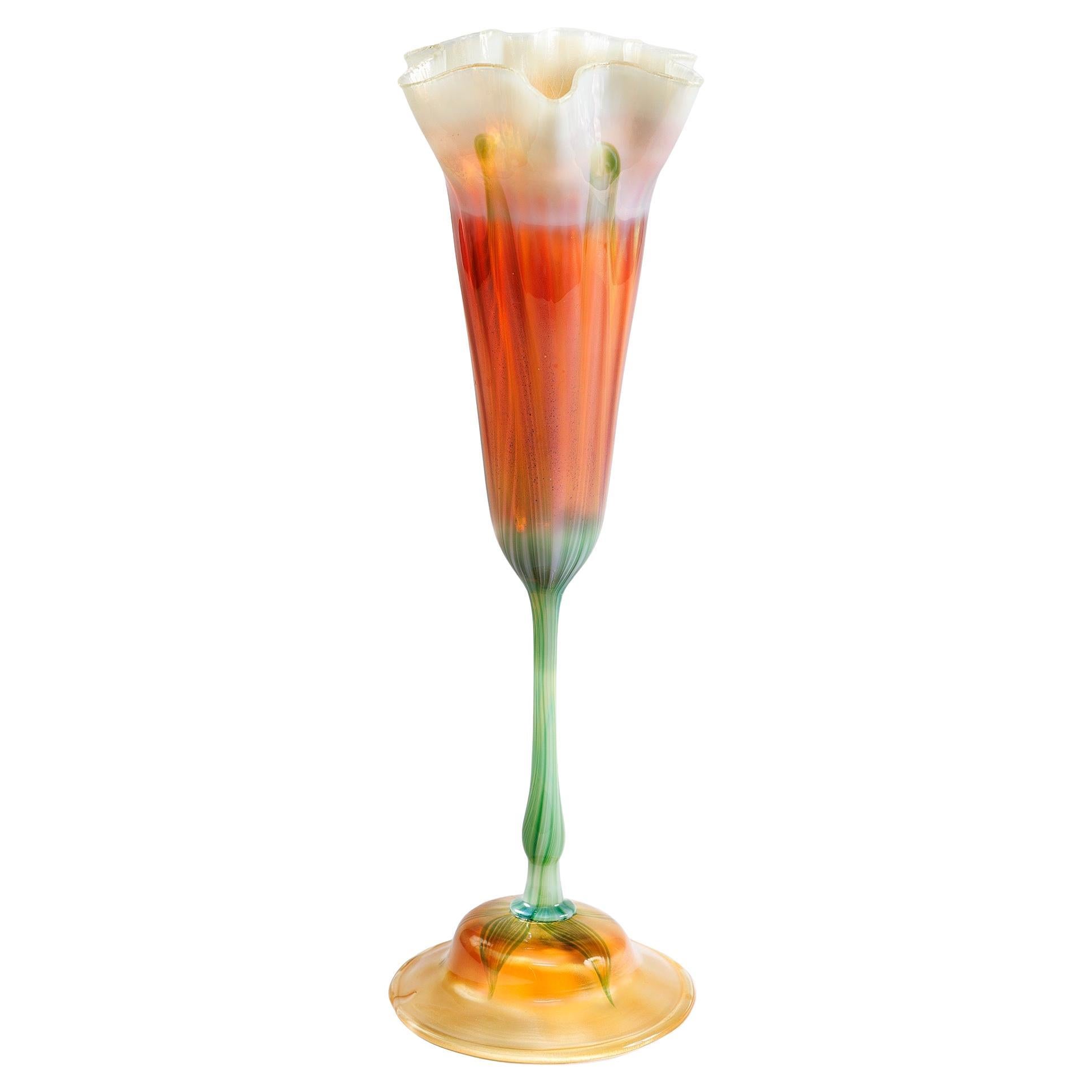Tiffany Studios New York Vase en verre à bord ondulé et forme de fleur en vente