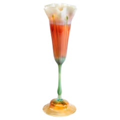Tiffany Studios Nueva York Jarrón de cristal con forma de flor y borde ondulado