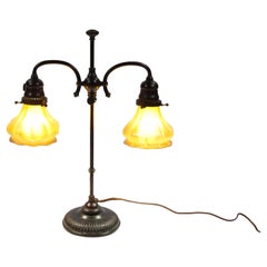 Tiffany Studios, New York, signiert, Bronzesockel und Globes, Doppel-Stundenlampe