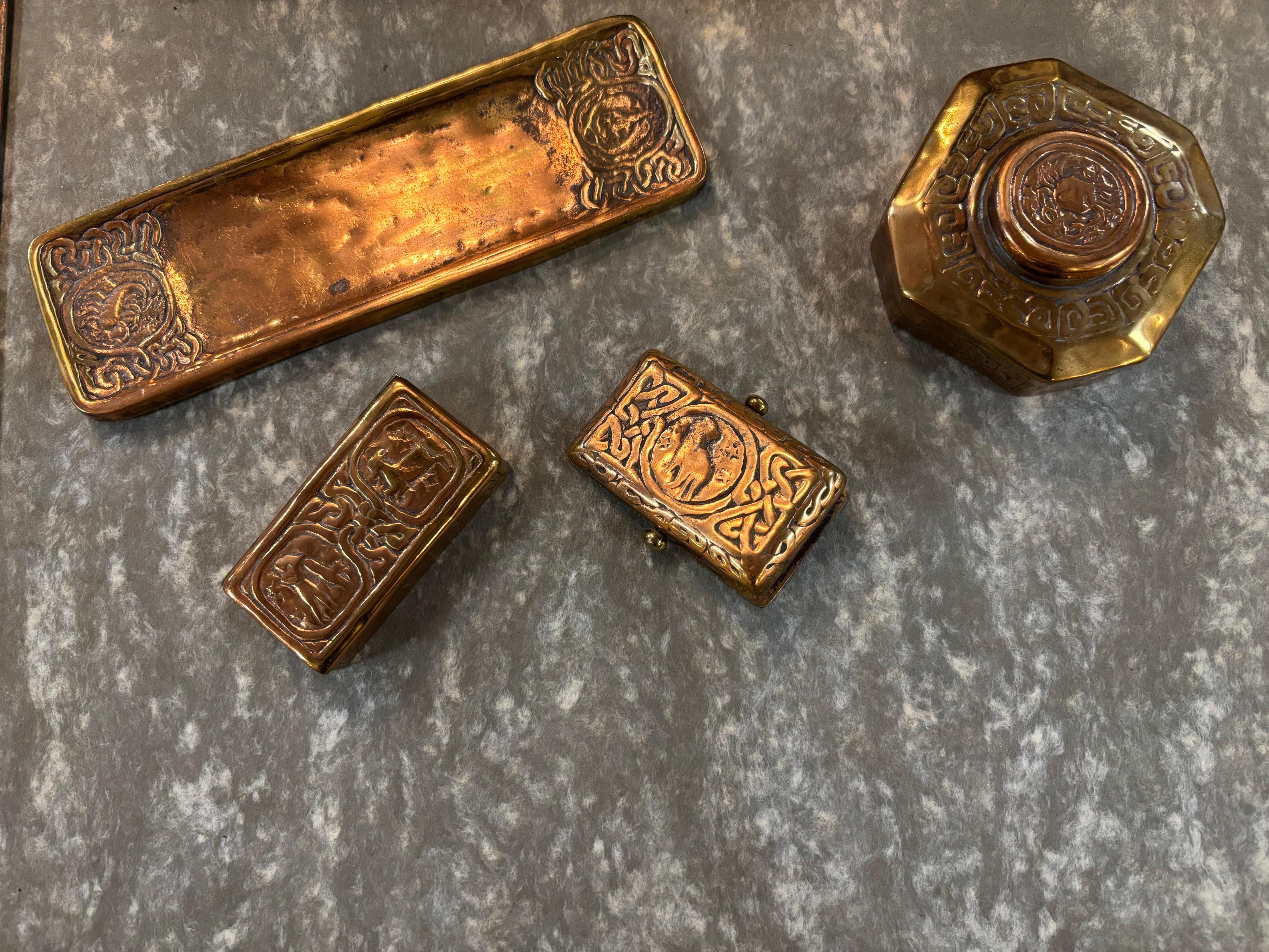 Antikes sechsteiliges Zodiac Desk Set von Tiffany Studio of New York ist aus Messing gefertigt und hat eine warme Goldfärbung mit altersgemäßer Patina, die die Tierkreiszeichen darstellt. Das Schreibtischset besteht aus (2) Paaren von Blottern, (1)