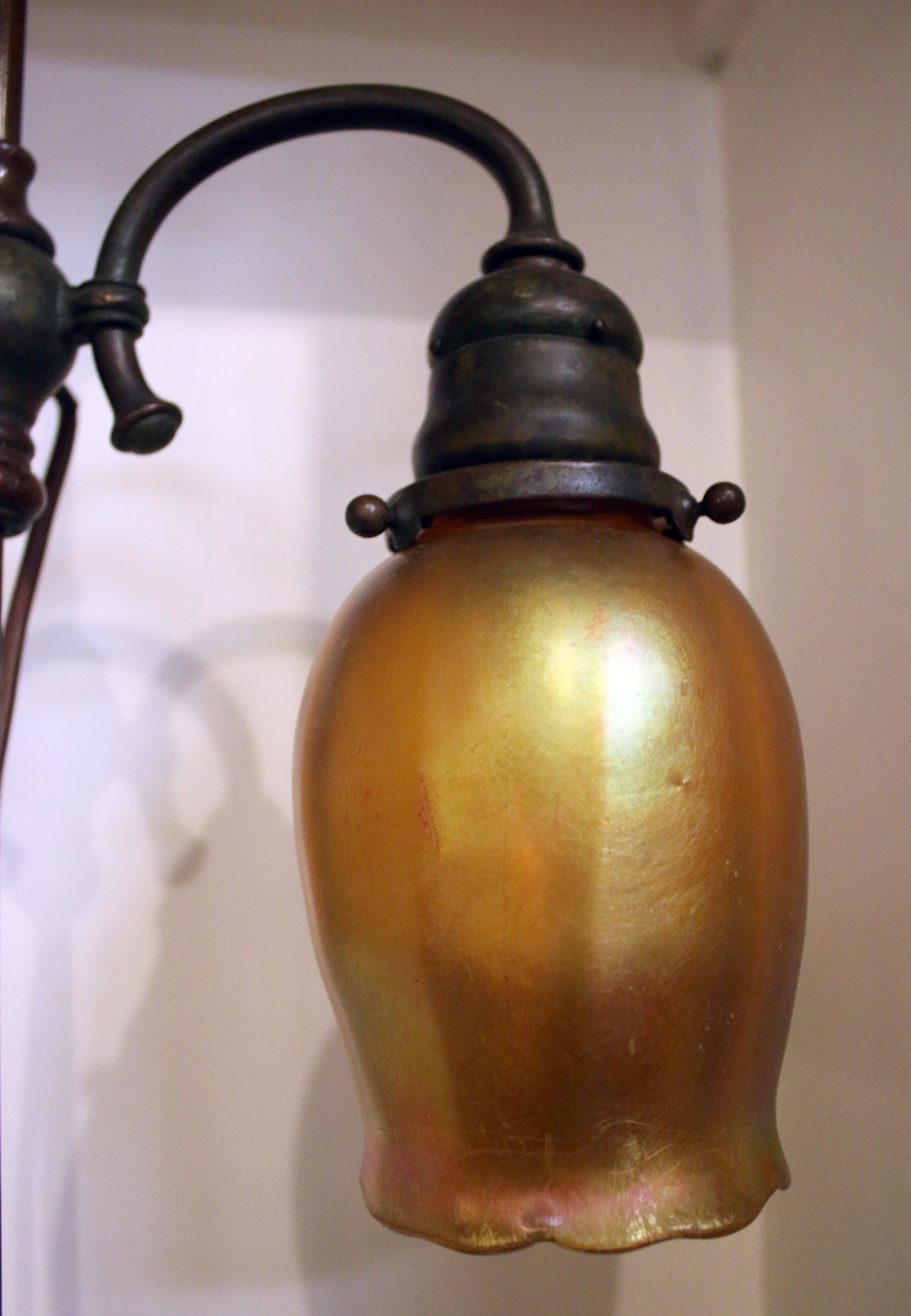 Américain Lampe d'études Tiffany Studios New York signée, base en bronze et globes en verre d'art en vente