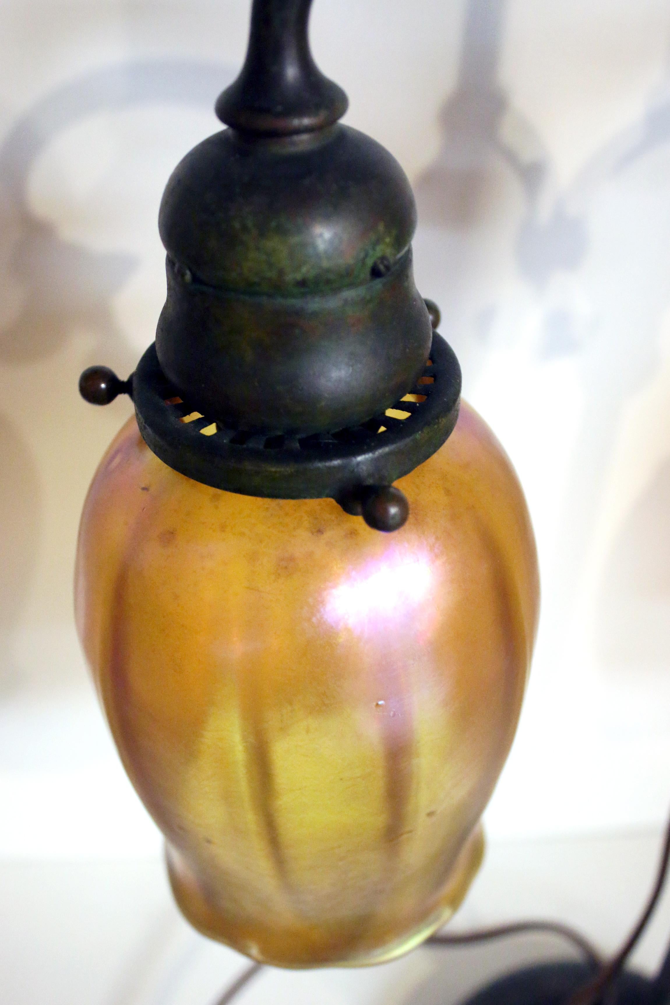 20ième siècle Lampe d'études Tiffany Studios New York signée, base en bronze et globes en verre d'art en vente