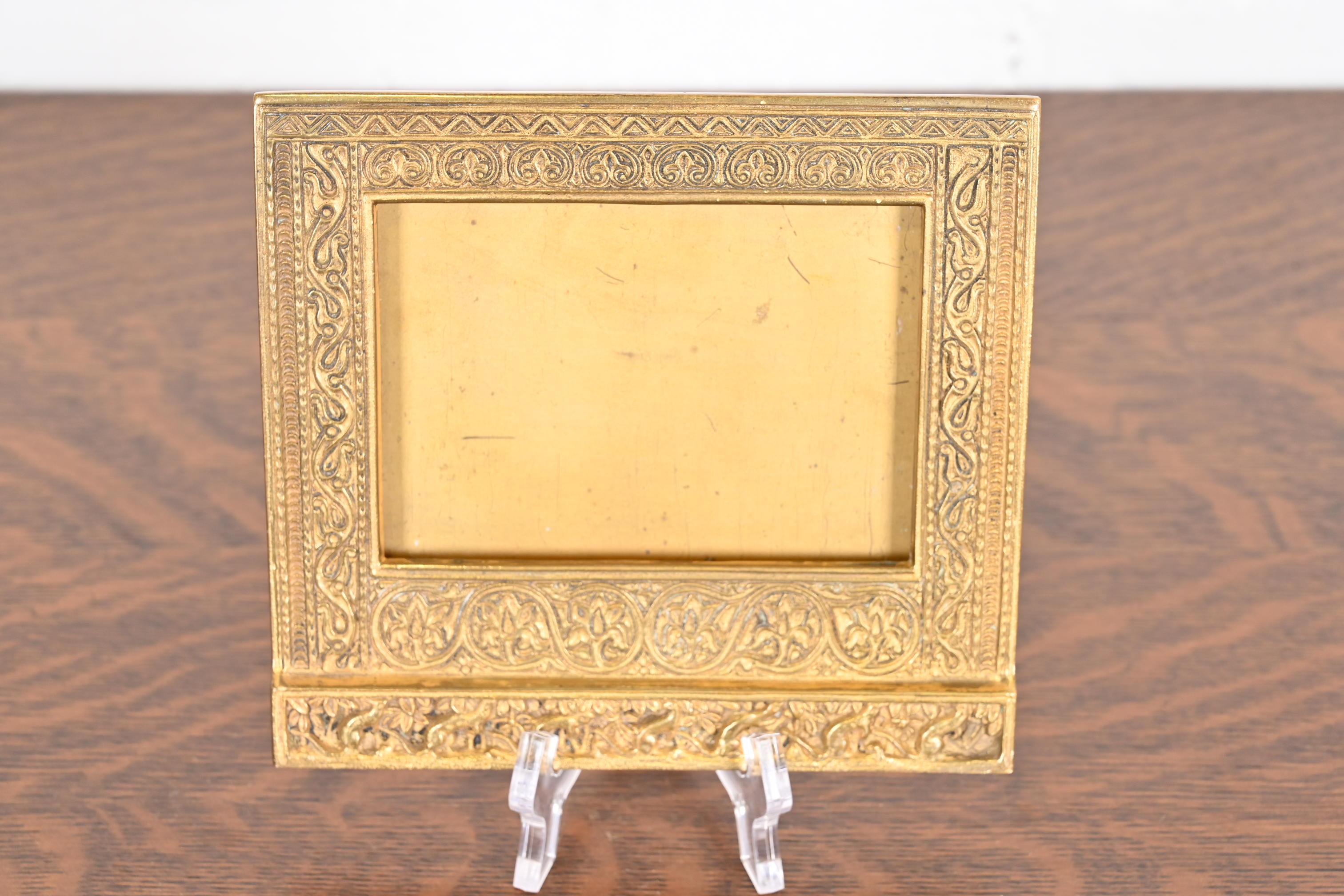 Tiffany Studios Nueva York Bronce veneciano Doré Calendario de escritorio o marco de fotos Artes y manualidades en venta