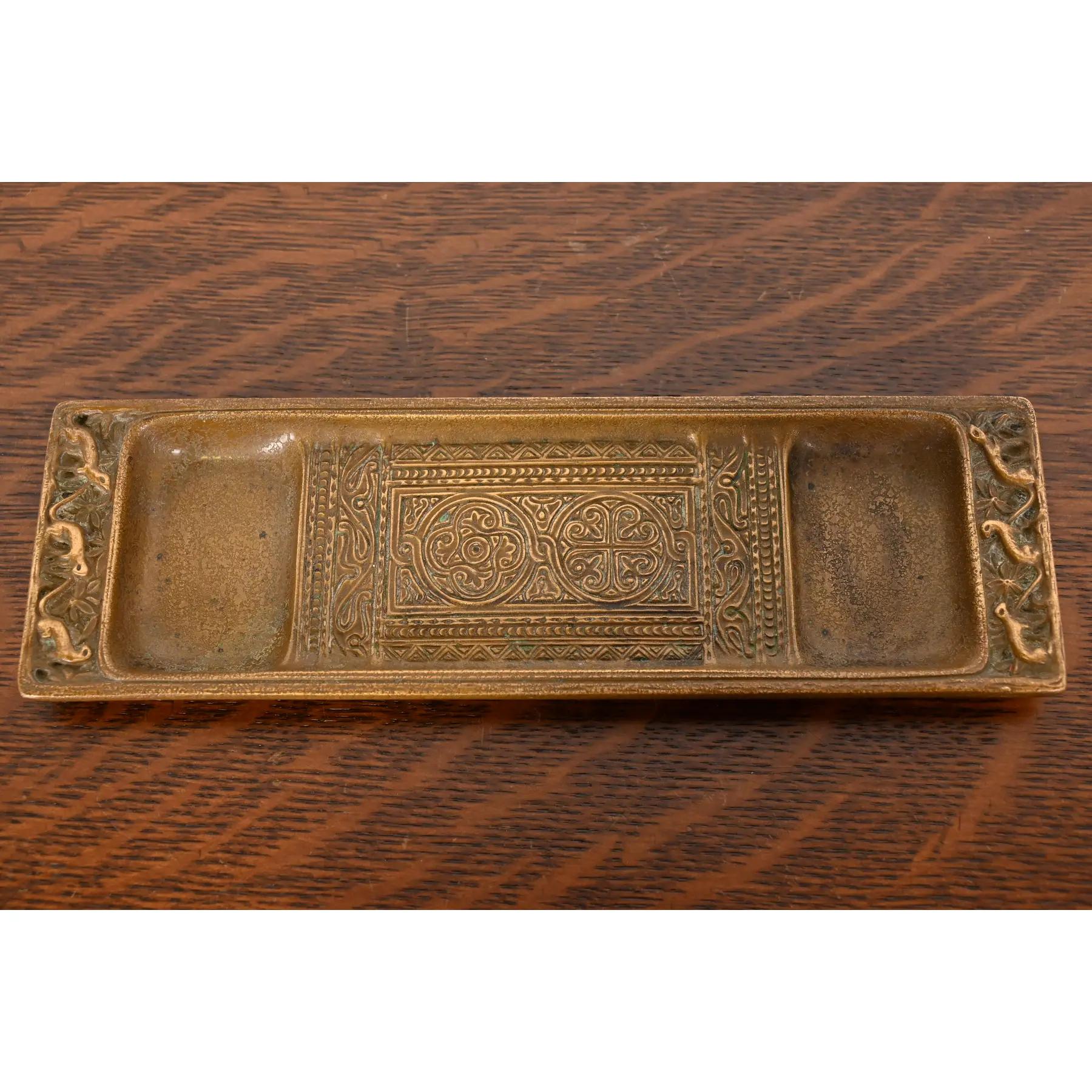 Eine wunderschöne antike Arts & Crafts oder Art Deco Periode vergoldete Bronze Stift Tablett in der venezianischen Design

Von Tiffany Studios (signiert auf der Unterseite)

New York, USA, Anfang des 20. Jahrhunderts

Maße: 8,75 