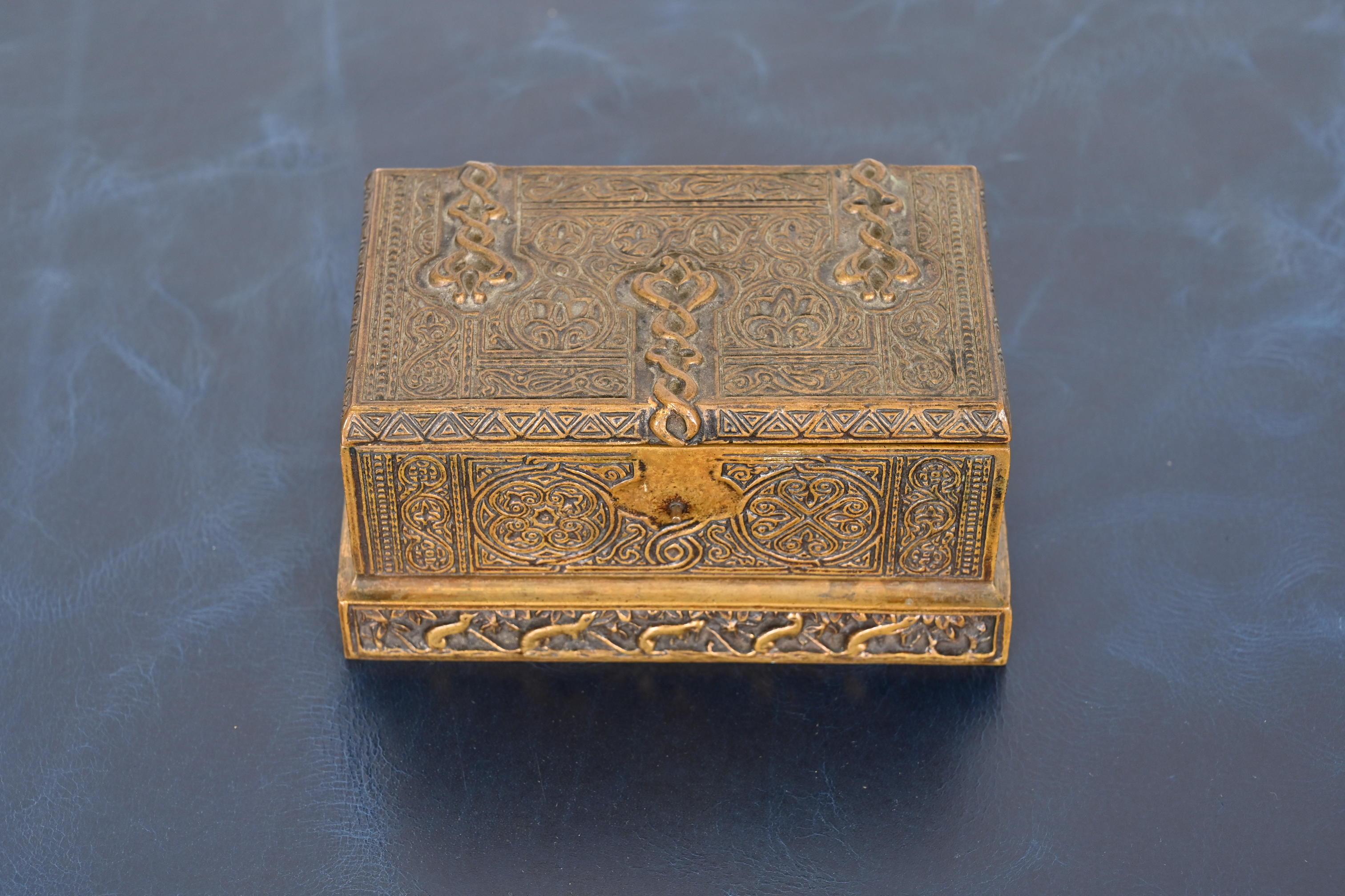 A gorgeous antique bronze double inkwell box in the Venetian design

By Tiffany Studios (signed to the underside)

New York, USA, Early 20th Century

Measures: 5.25