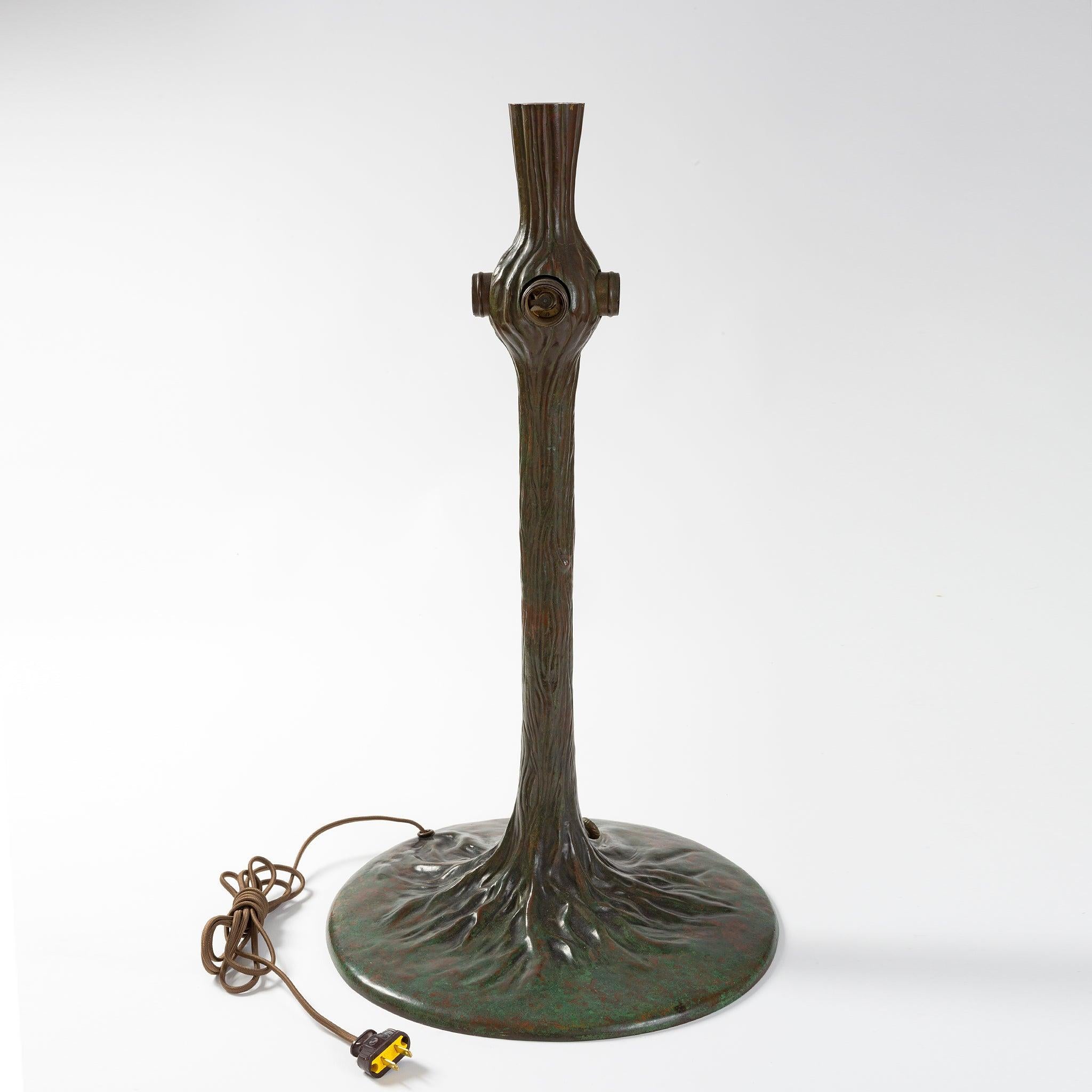 20ième siècle Lampe de bureau « Wisteria » de Tiffany Studios New York en vente