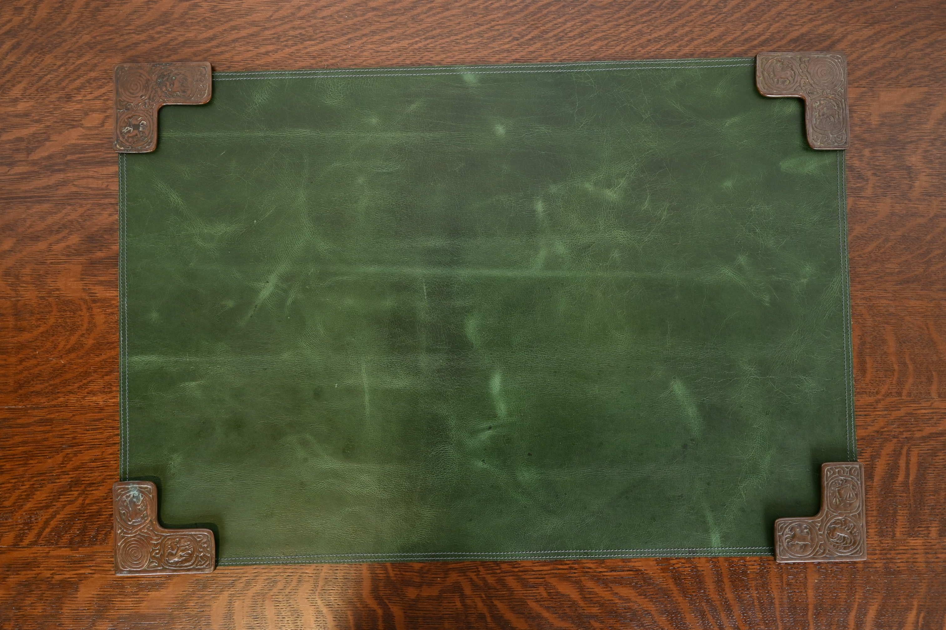 Ein wunderschönes Set von vier Art Deco oder Arts & Crafts Zeit Bronze Blotter Ecken mit Symbolen des Zodiac, mit einem benutzerdefinierten grünen Leder Schreibtisch Blotter.

Von Tiffany Studios (auf der Unterseite sind die Ecken des Löschblattes