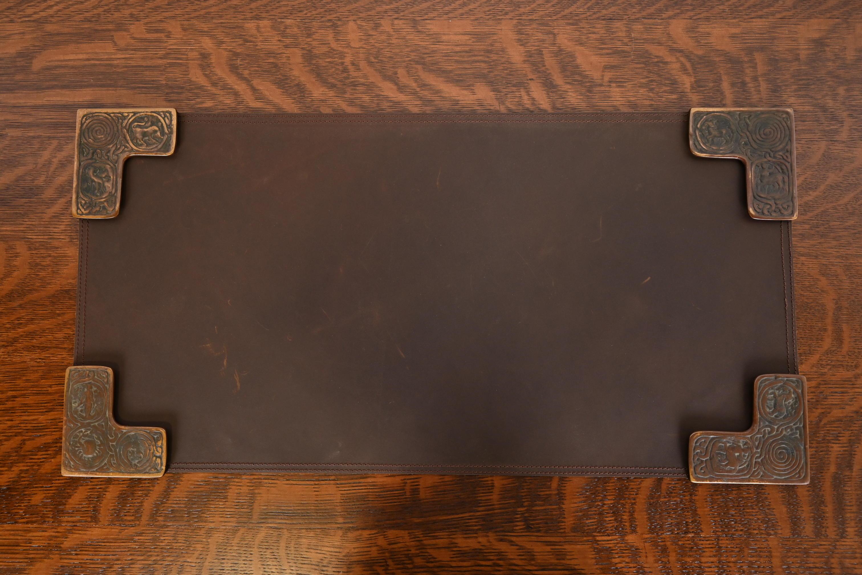 Ein wunderschönes Set von vier Art Deco oder Arts & Crafts Zeit Bronze Blotter Ecken mit Symbolen des Zodiac, mit einem benutzerdefinierten braunen Leder Schreibtisch Blotter.

Von Tiffany Studios (auf der Unterseite sind die Ecken des Löschblattes