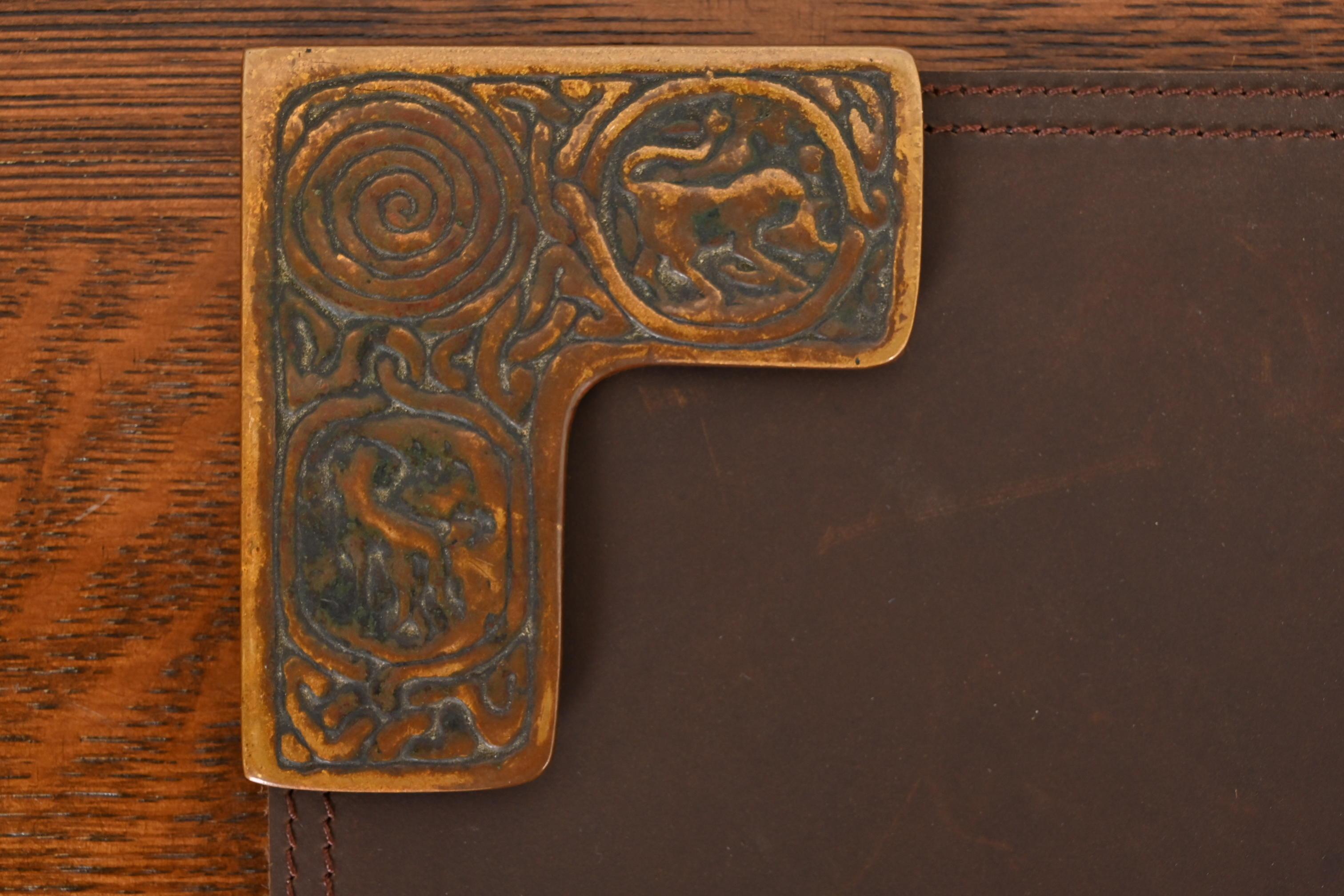 Tiffany Studios New York Zodiac Bronze-Blatter-Ecken mit Leder-Schreibtisch-Blatter (20. Jahrhundert) im Angebot