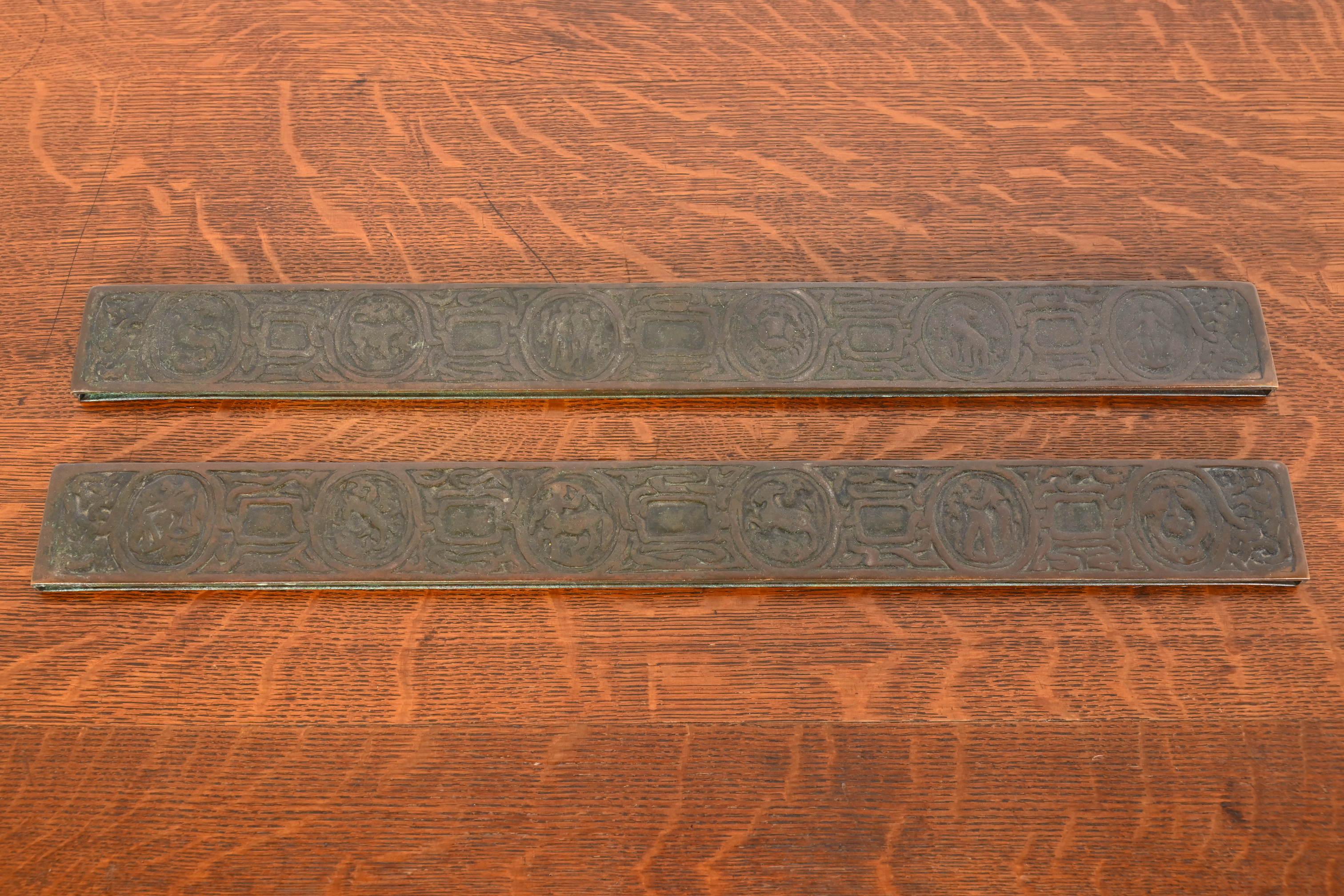 Tiffany Studios New York Zodiac Bronze Blotter Ends mit grünen Leder-Schreibtischpolstern im Angebot 5