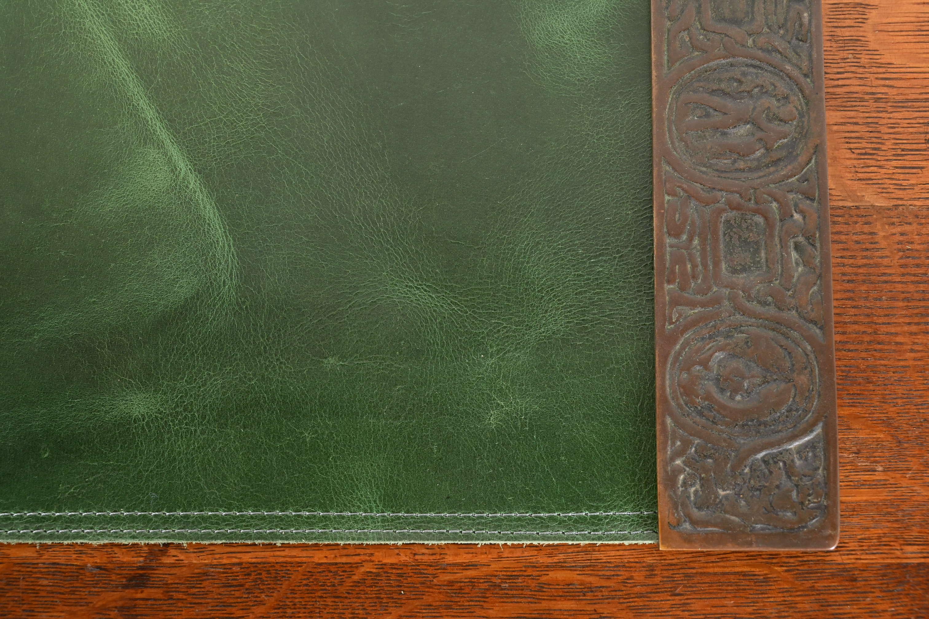 Tiffany Studios New York Zodiac Bronze Blotter Ends mit grünen Leder-Schreibtischpolstern im Angebot 1