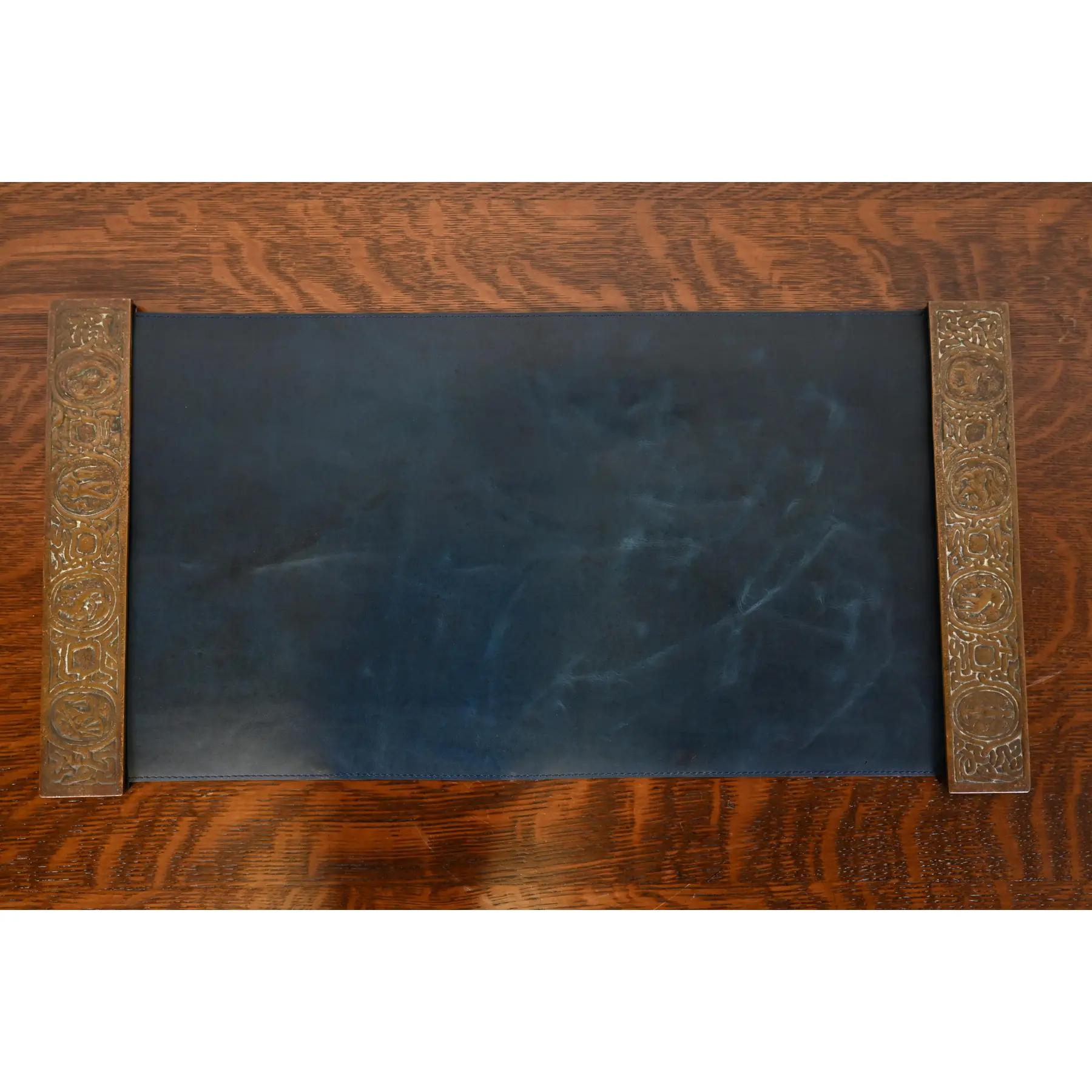 Ein wunderschönes Paar von Art Deco oder Arts & Crafts Zeit Bronze Blotter Enden mit Symbolen des Zodiac, mit einem benutzerdefinierten blauen Leder Schreibtisch blotter.

Von Tiffany Studios (auf der Unterseite signierte Löschblätter)

New York,