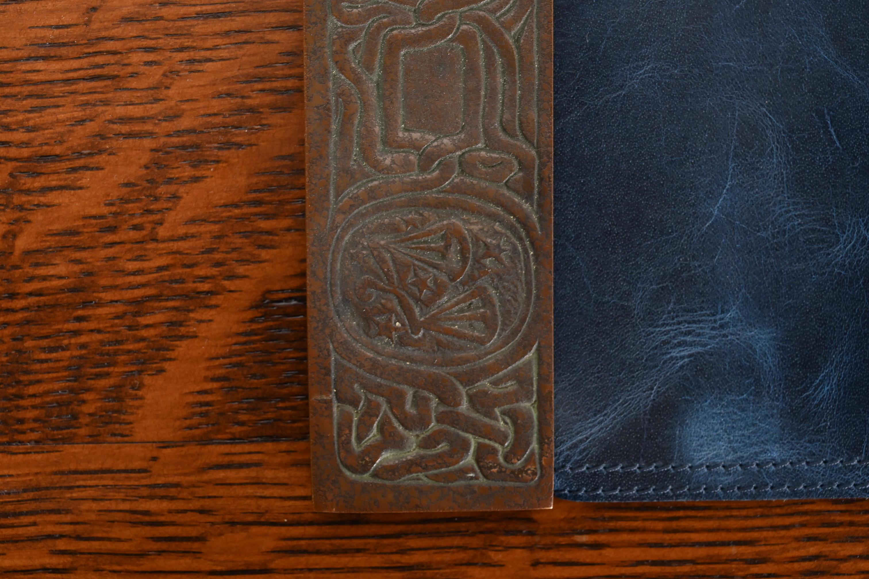 Tiffany Studios New York Zodiac Bronze-Blatter-Ende mit Leder-Schreibtisch-Blatter im Zustand „Gut“ im Angebot in South Bend, IN