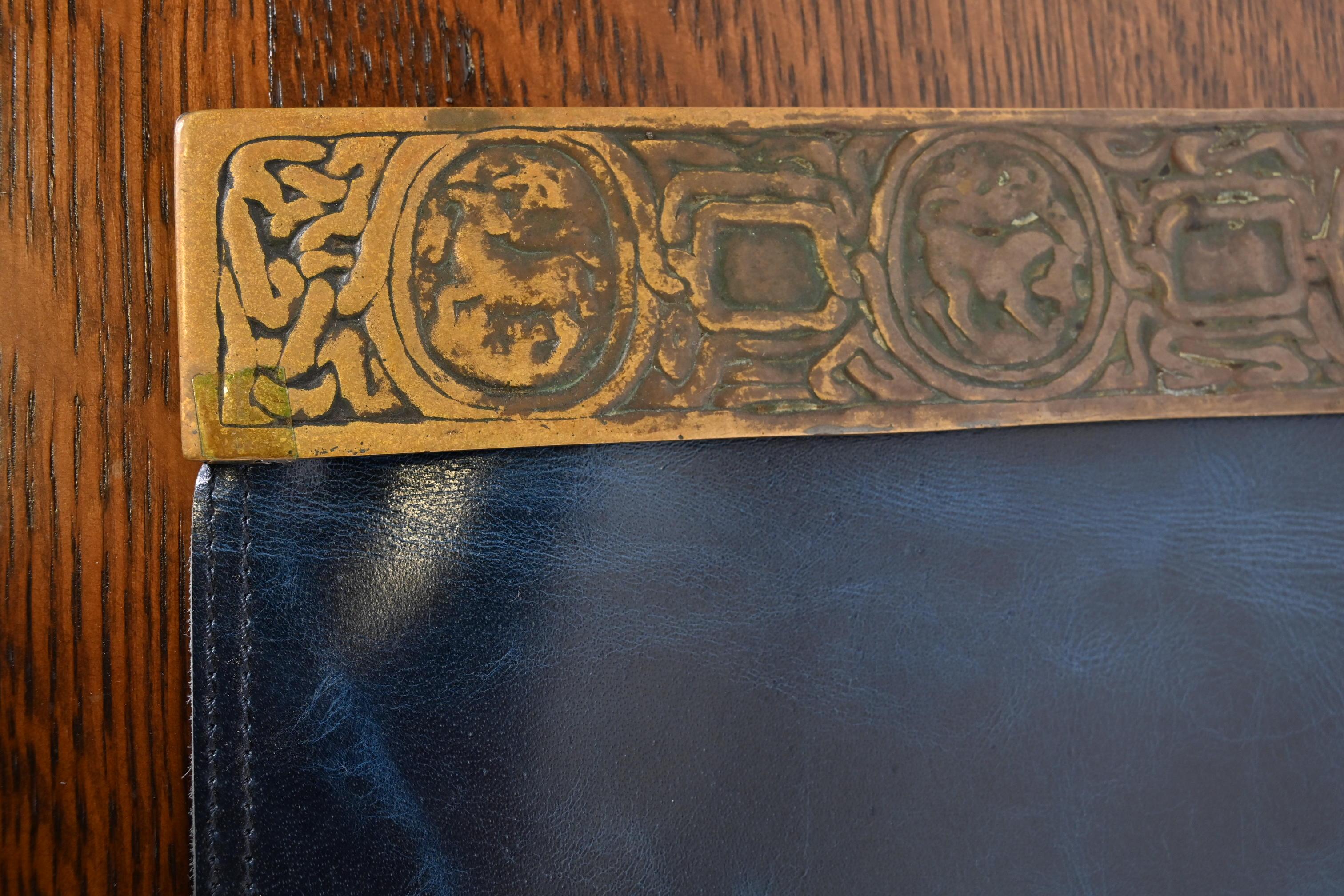 Tiffany Studios New York Zodiac Bronze-Blatter-Ende mit Leder-Schreibtisch-Blatter im Zustand „Gut“ im Angebot in South Bend, IN