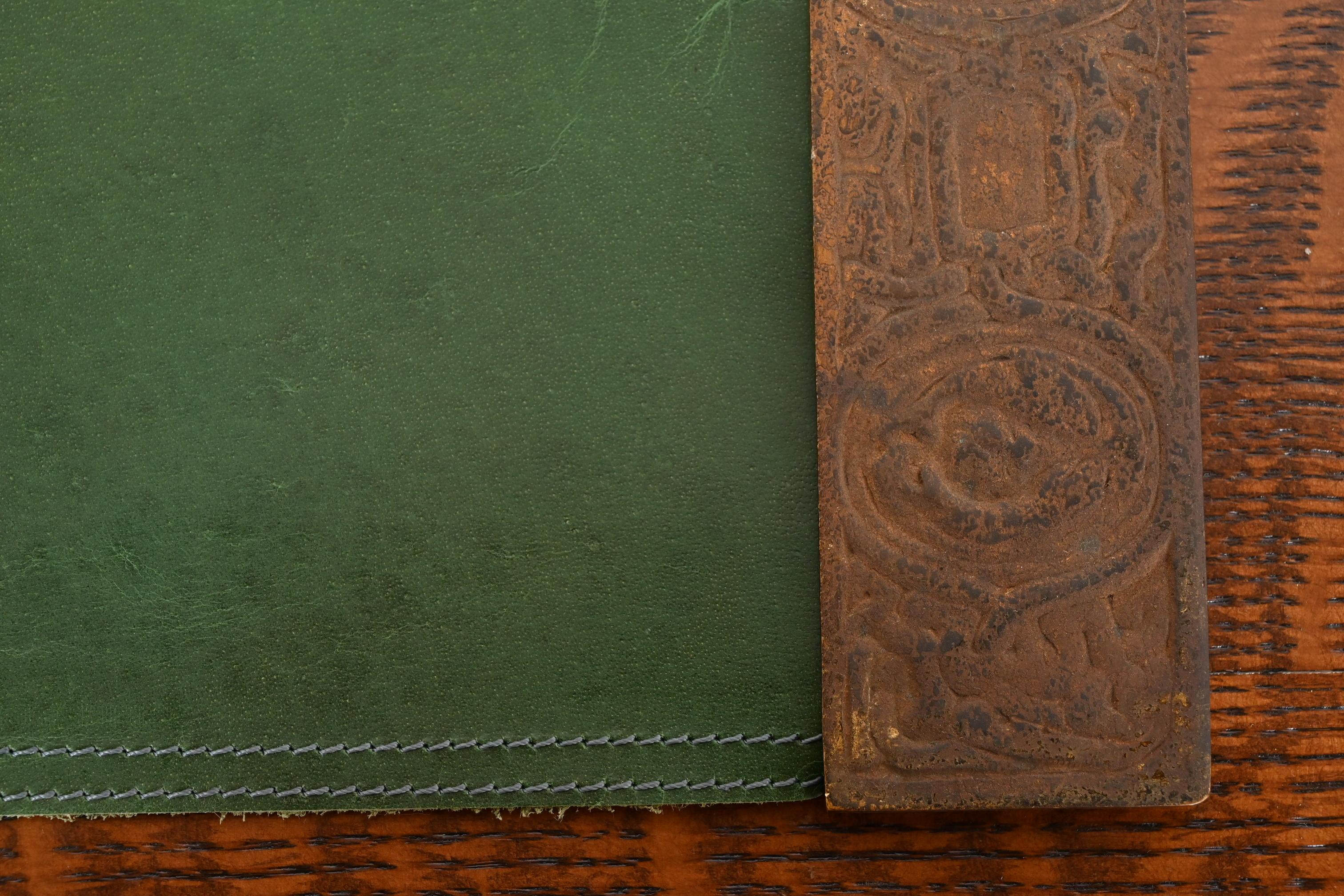 Tiffany Studios New York Zodiac Bronze-Blatter-Ende mit Leder-Schreibtisch-Blatter im Zustand „Gut“ im Angebot in South Bend, IN
