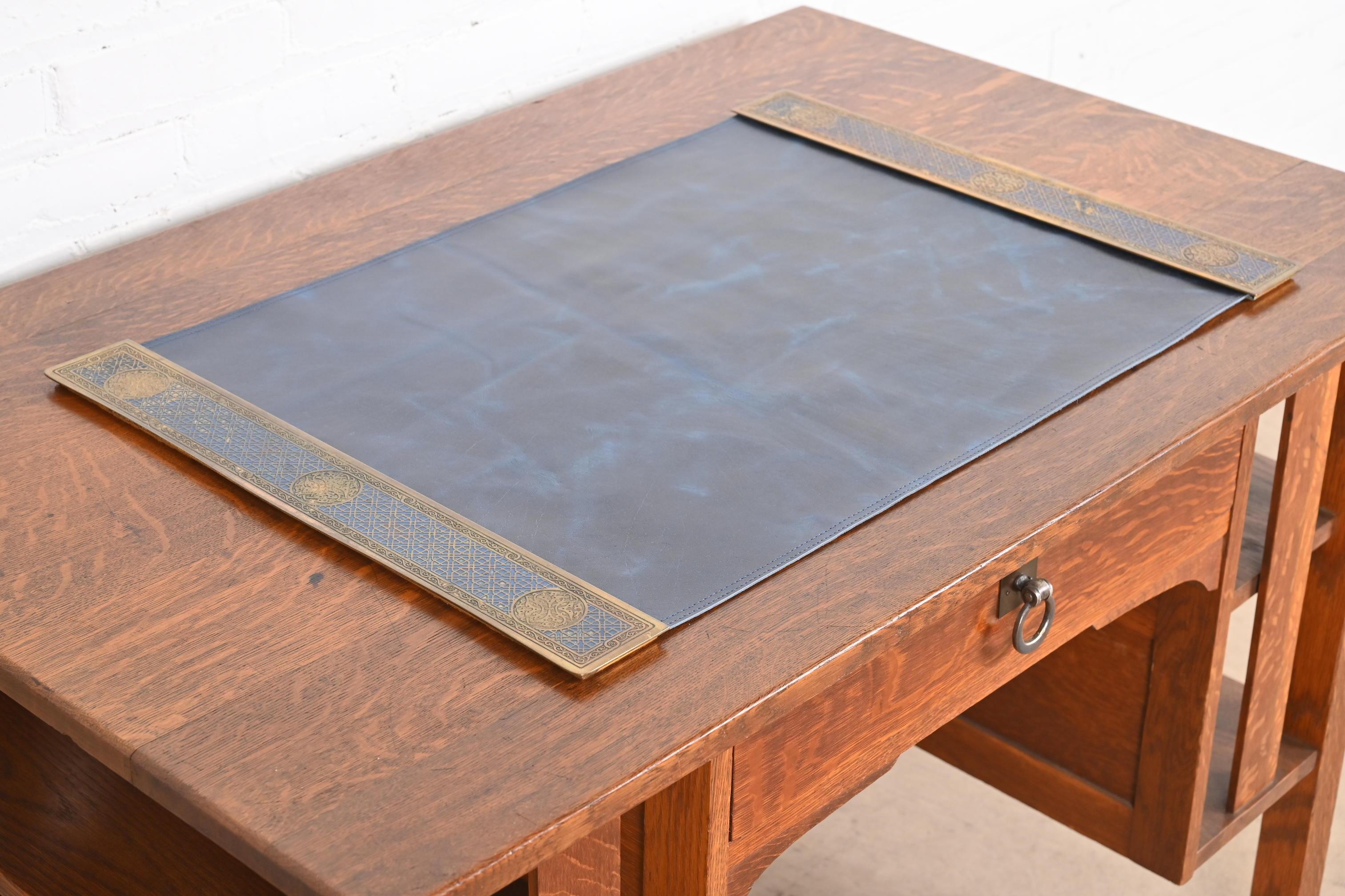 Tiffany Studios New York Bronze und Emaille Blotter endet mit Leder-Schreibtischunterlage (20. Jahrhundert) im Angebot