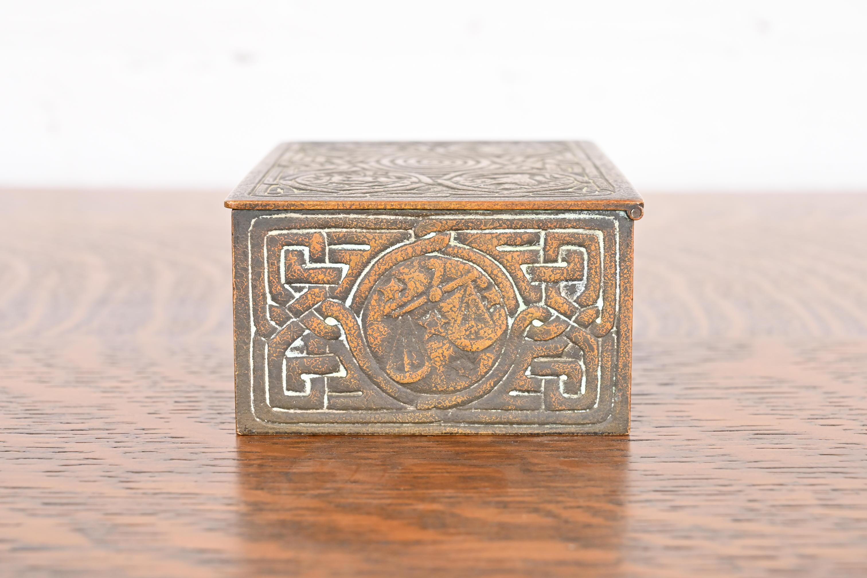 Boîte en bronze Zodiac de Tiffany Studios New York, datant d'environ 1910 en vente 4