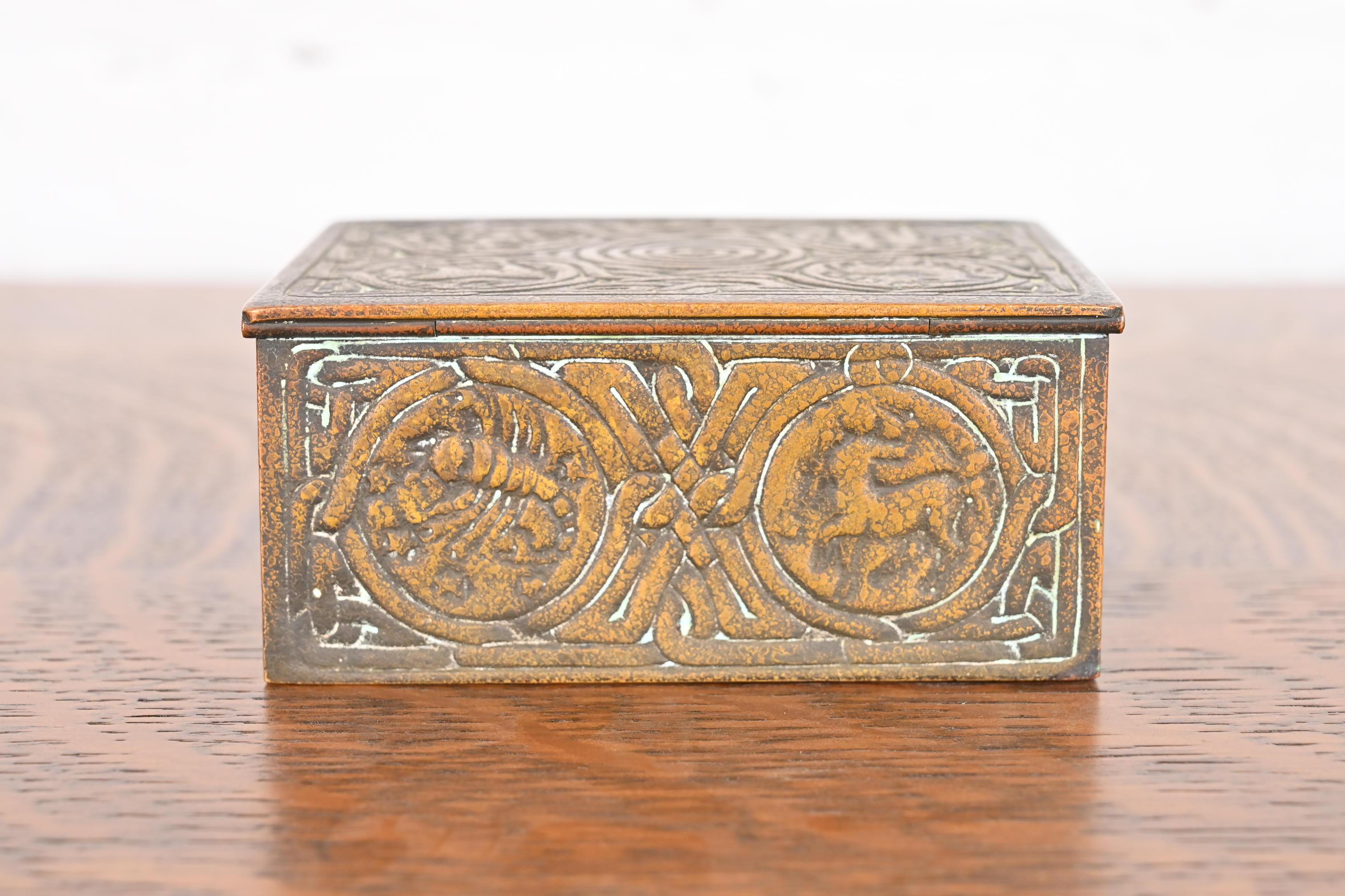 Boîte en bronze Zodiac de Tiffany Studios New York, datant d'environ 1910 en vente 5