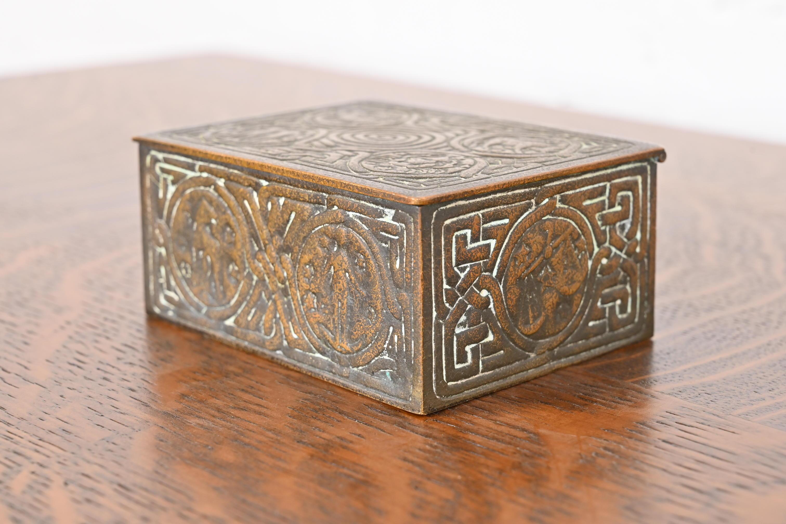 Une magnifique boîte de bureau, boîte à bijoux ou boîte décorative en bronze avec des motifs du Zodiac.

Par Tiffany Studios

New York, États-Unis, Début du XXe siècle

Dimensions : 4,5 