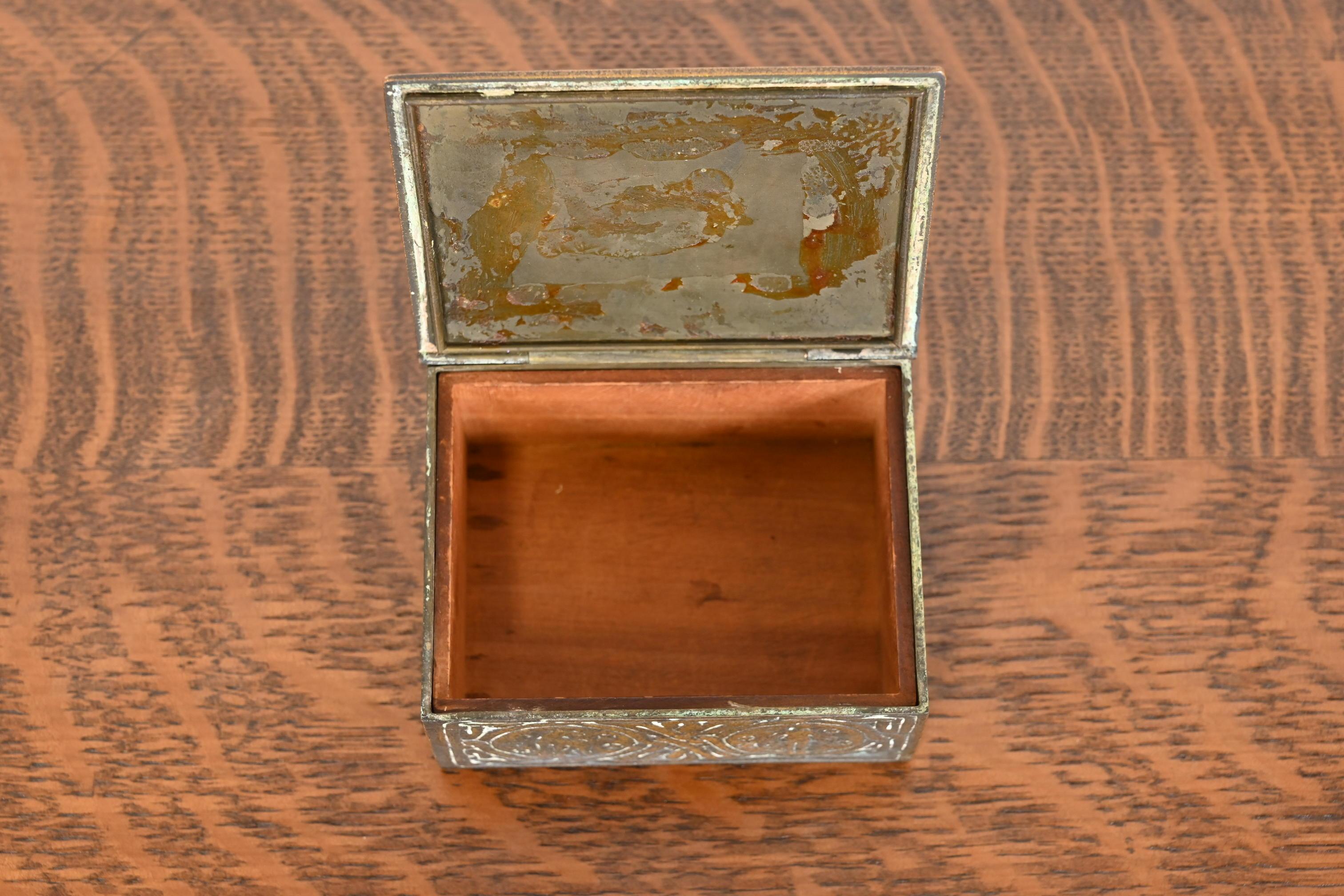 Boîte en bronze Zodiac de Tiffany Studios New York, datant d'environ 1910 en vente 2