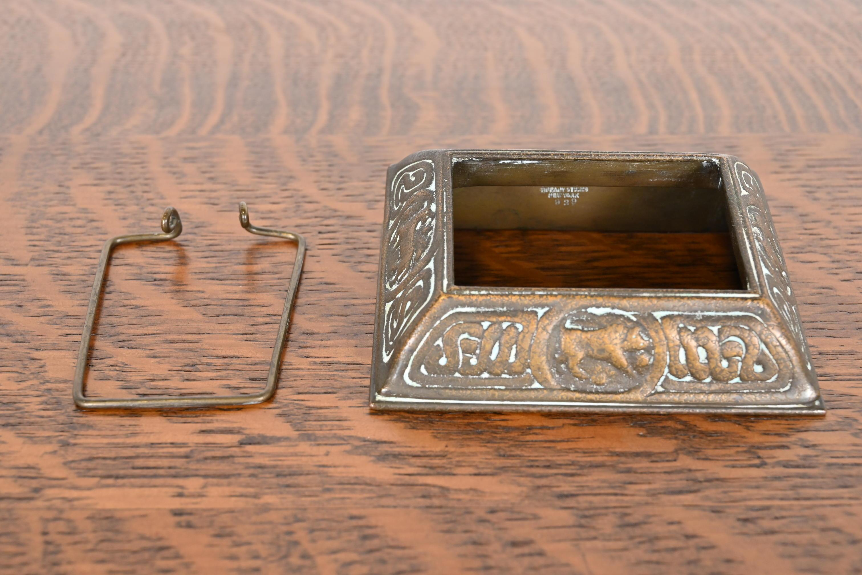 Bronze-Schreibtisch Kalenderhalter oder Bilderrahmen „Zodiac“ von Tiffany Studios, New York im Angebot 6