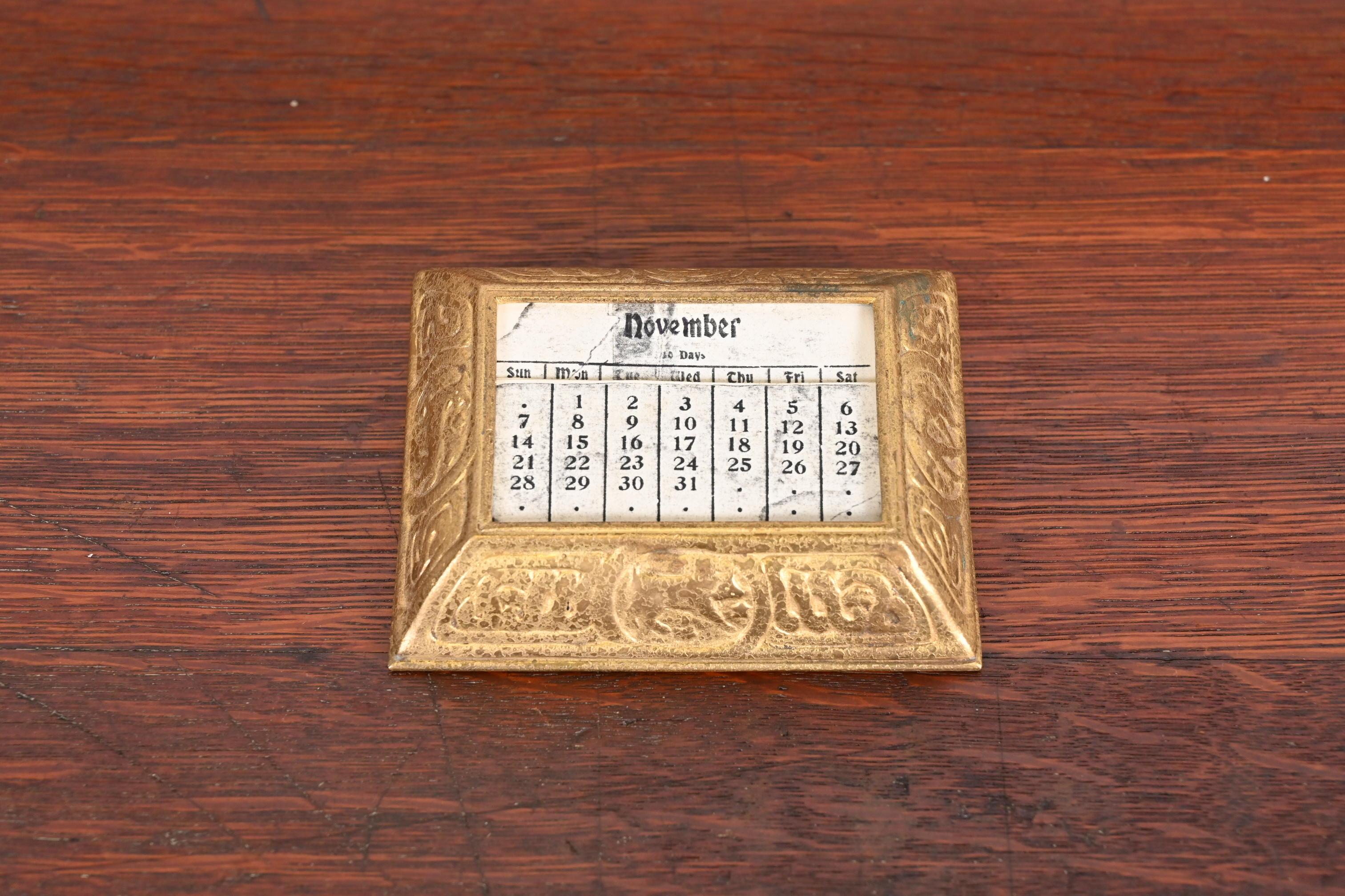 Tiffany Studios New York Zodiac Bronze Schreibtisch Kalenderhalter oder Bilderrahmen aus Bronze (Arts and Crafts) im Angebot