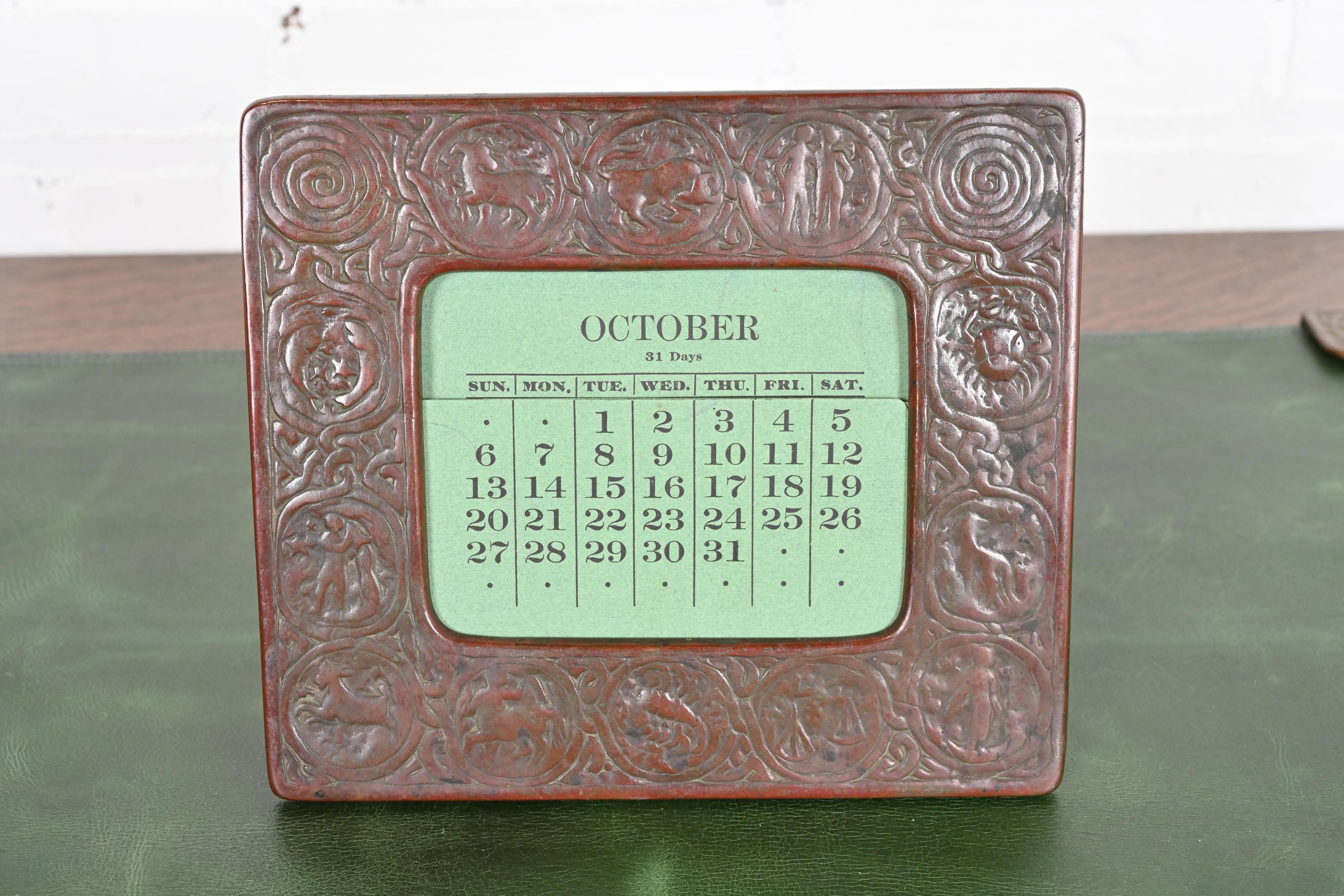 Tiffany Studios New York Zodiac Bronze Schreibtisch Kalenderhalter oder Bilderrahmen aus Bronze (Arts and Crafts) im Angebot