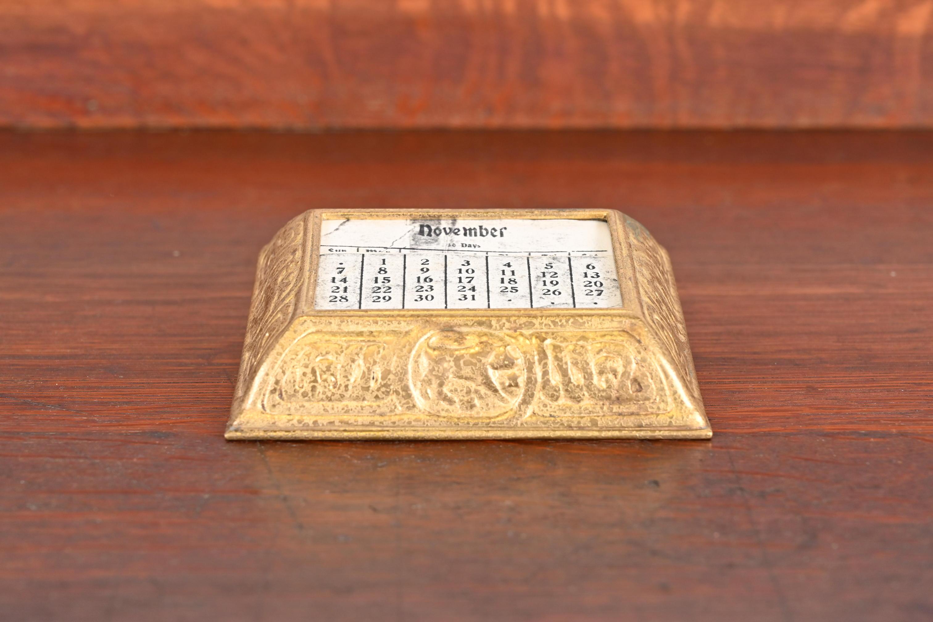 Tiffany Studios New York Zodiac Bronze Schreibtisch Kalenderhalter oder Bilderrahmen aus Bronze (amerikanisch) im Angebot