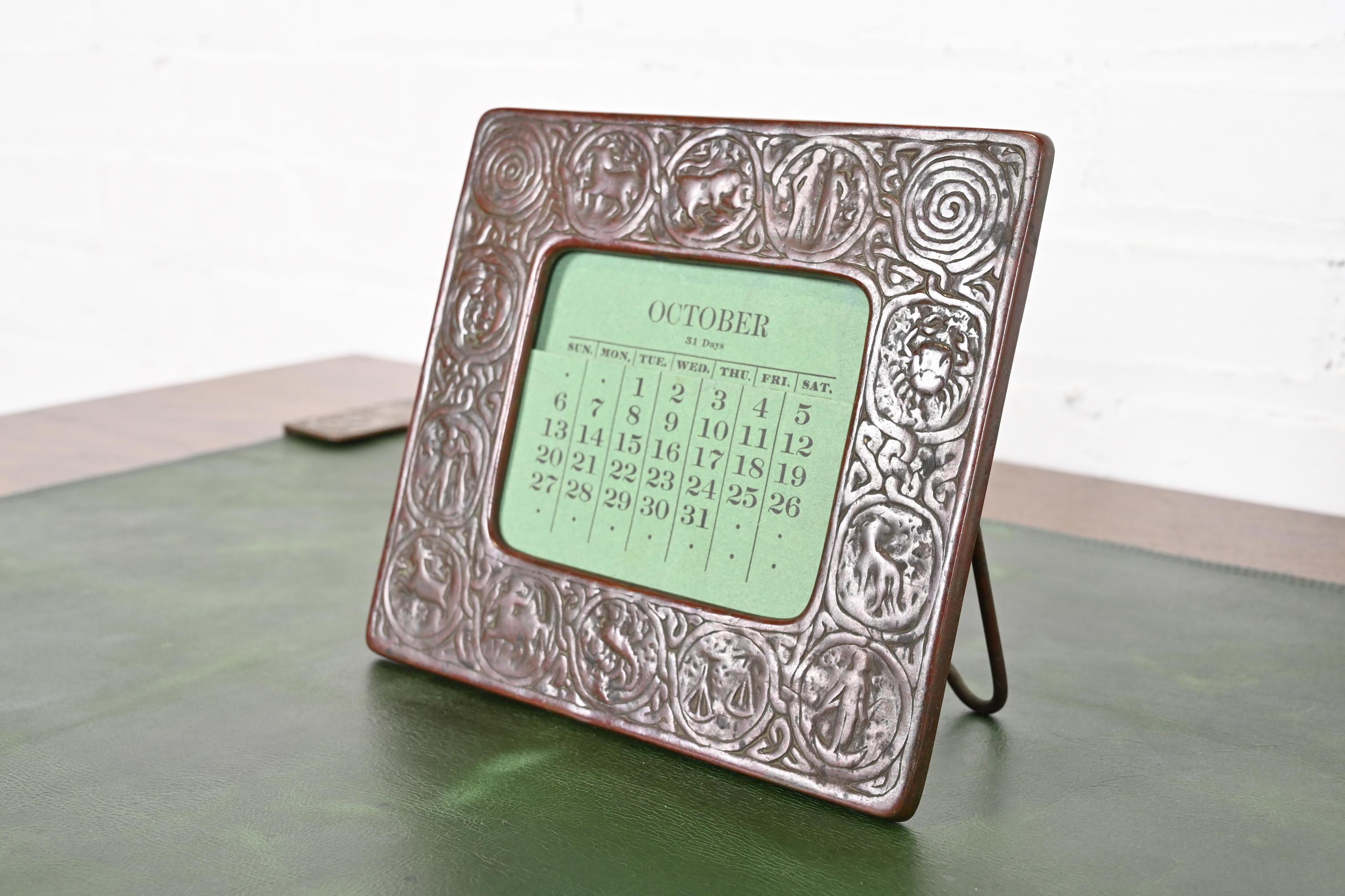 Tiffany Studios New York Zodiac Bronze Schreibtisch Kalenderhalter oder Bilderrahmen aus Bronze (amerikanisch) im Angebot