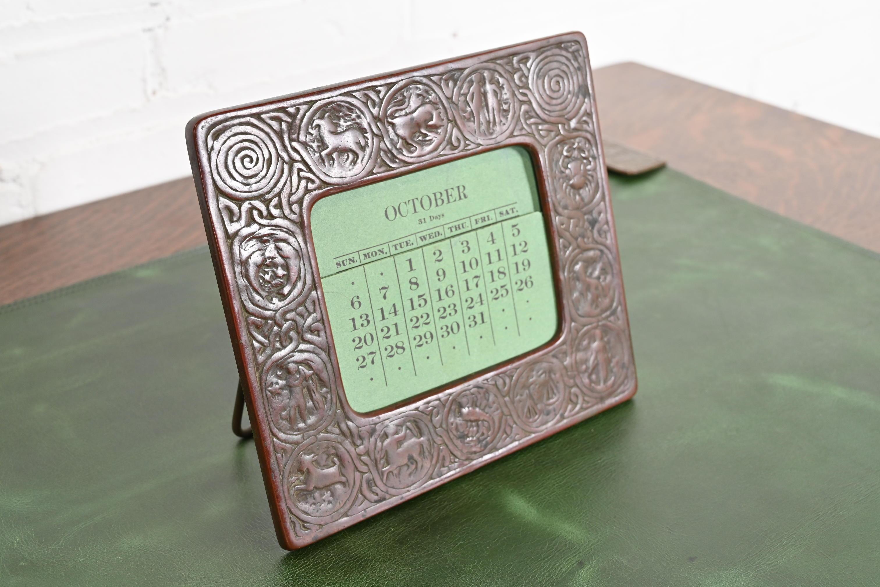 Tiffany Studios New York Zodiac Bronze Schreibtisch Kalenderhalter oder Bilderrahmen aus Bronze im Zustand „Gut“ im Angebot in South Bend, IN