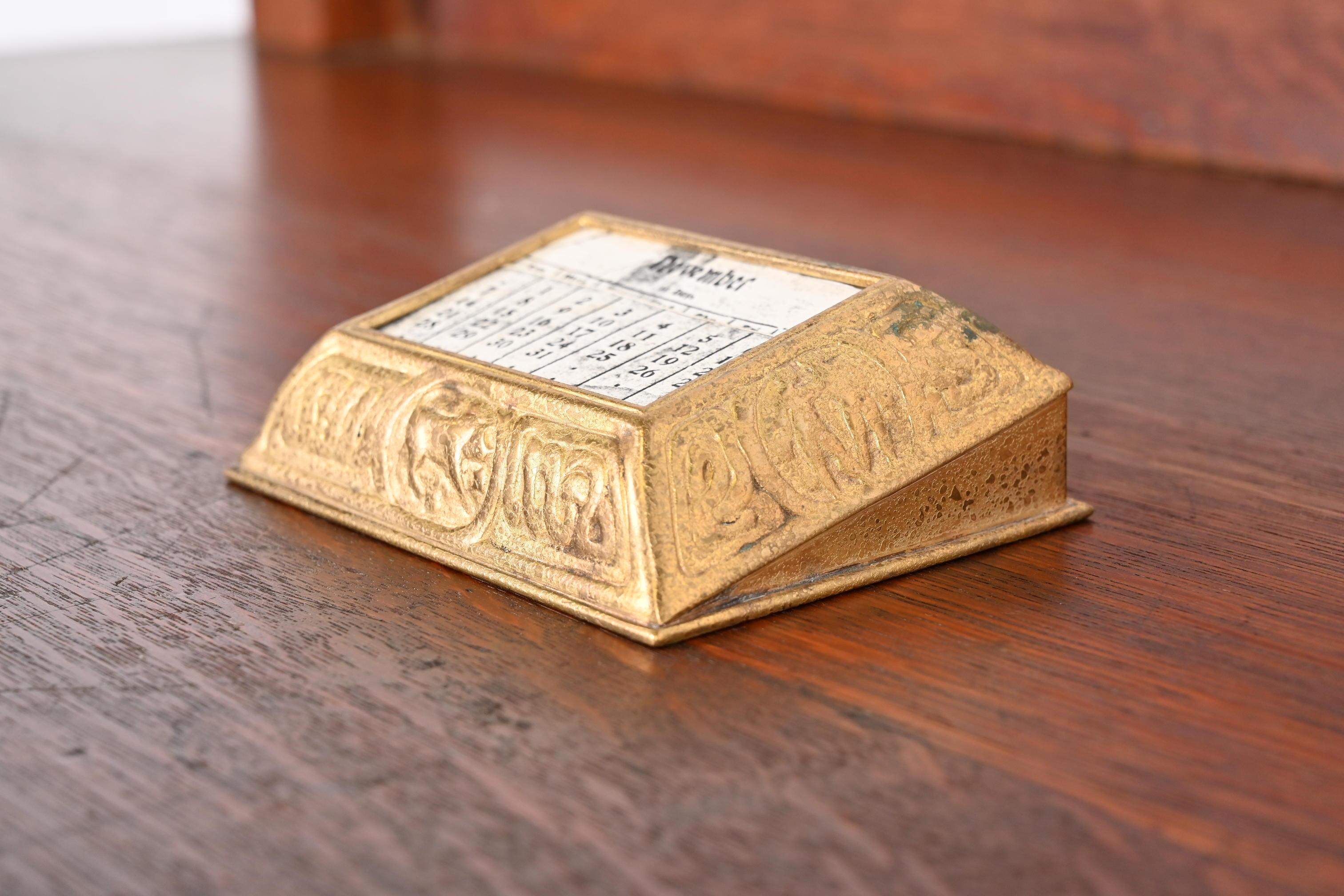 Tiffany Studios New York Zodiac Bronze Schreibtisch Kalenderhalter oder Bilderrahmen aus Bronze (20. Jahrhundert) im Angebot