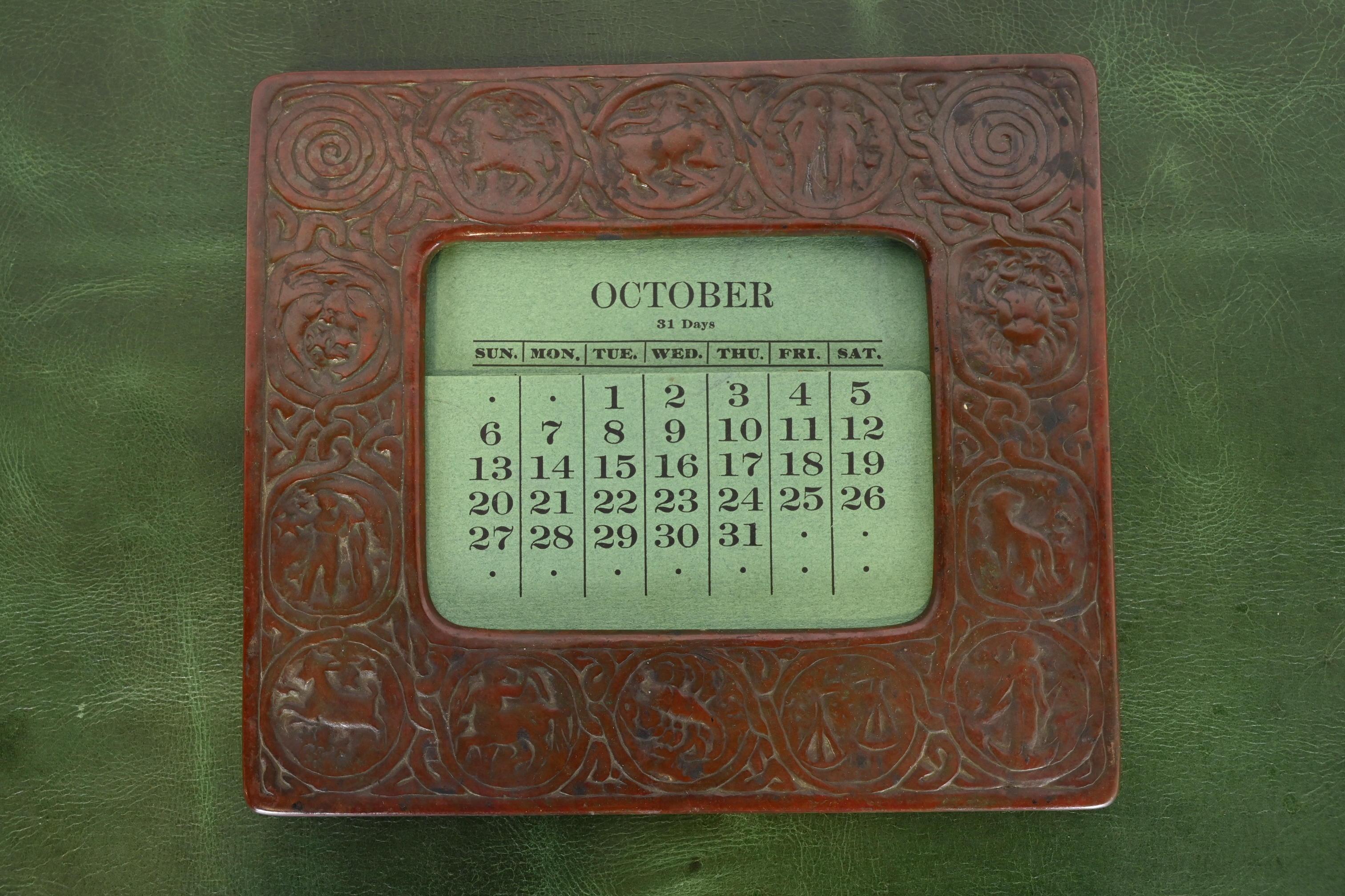 Tiffany Studios New York Zodiac Bronze Schreibtisch Kalenderhalter oder Bilderrahmen aus Bronze (20. Jahrhundert) im Angebot