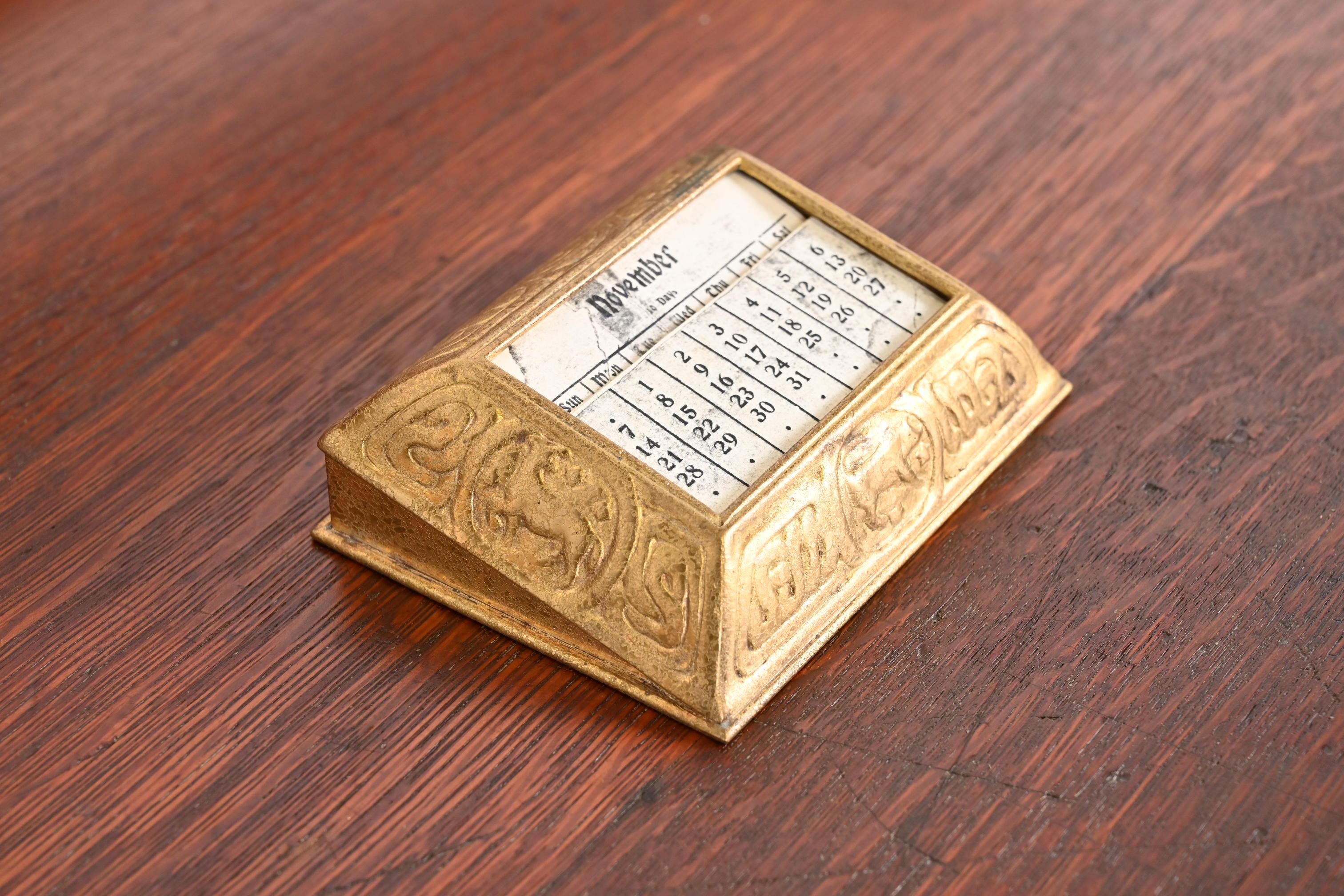 Tiffany Studios New York Zodiac Bronze Schreibtisch Kalenderhalter oder Bilderrahmen aus Bronze im Angebot 1