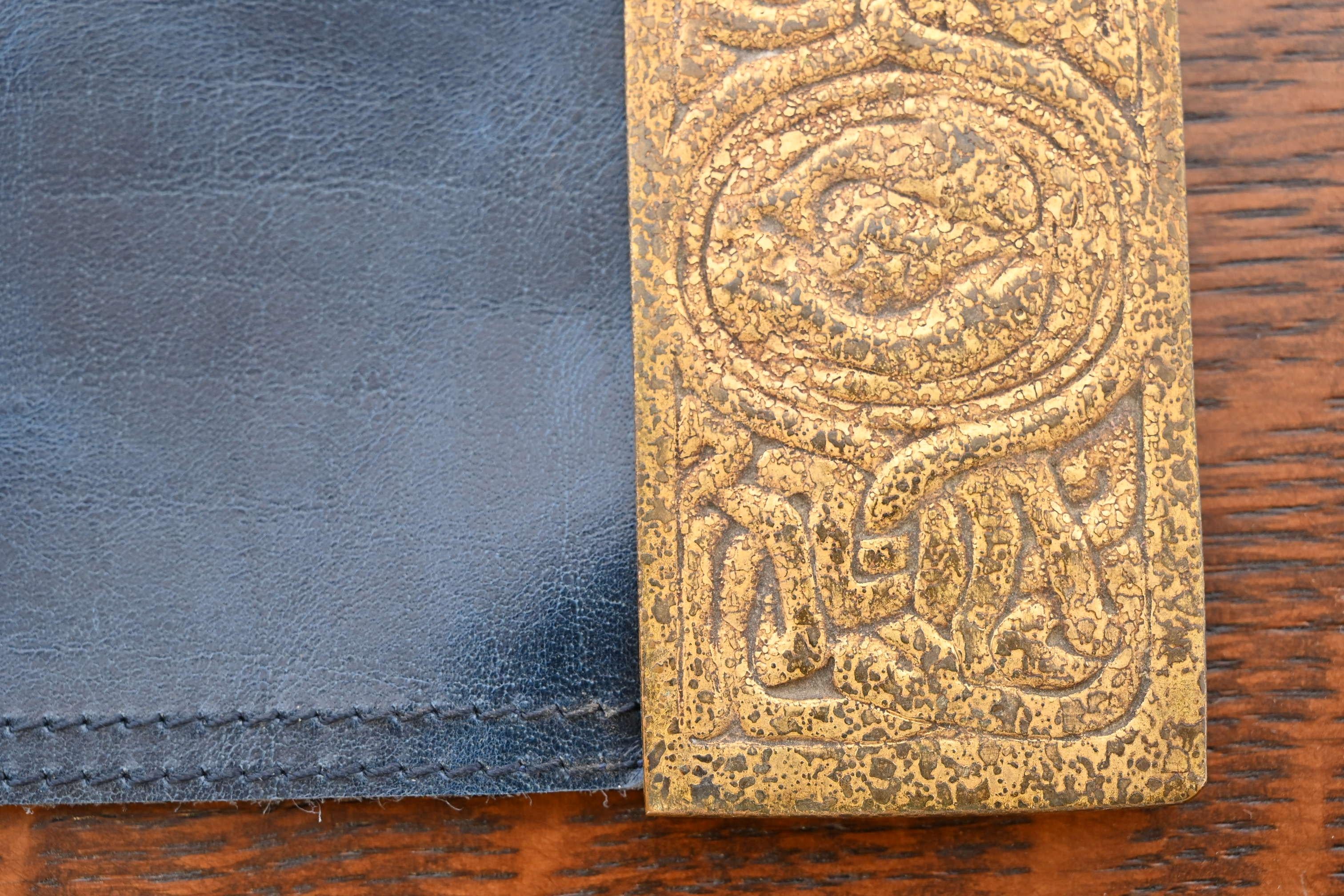 Tiffany Studios New York Zodiac Bronze Doré Blotter endet mit Leder-Schreibtischunterlage (20. Jahrhundert) im Angebot